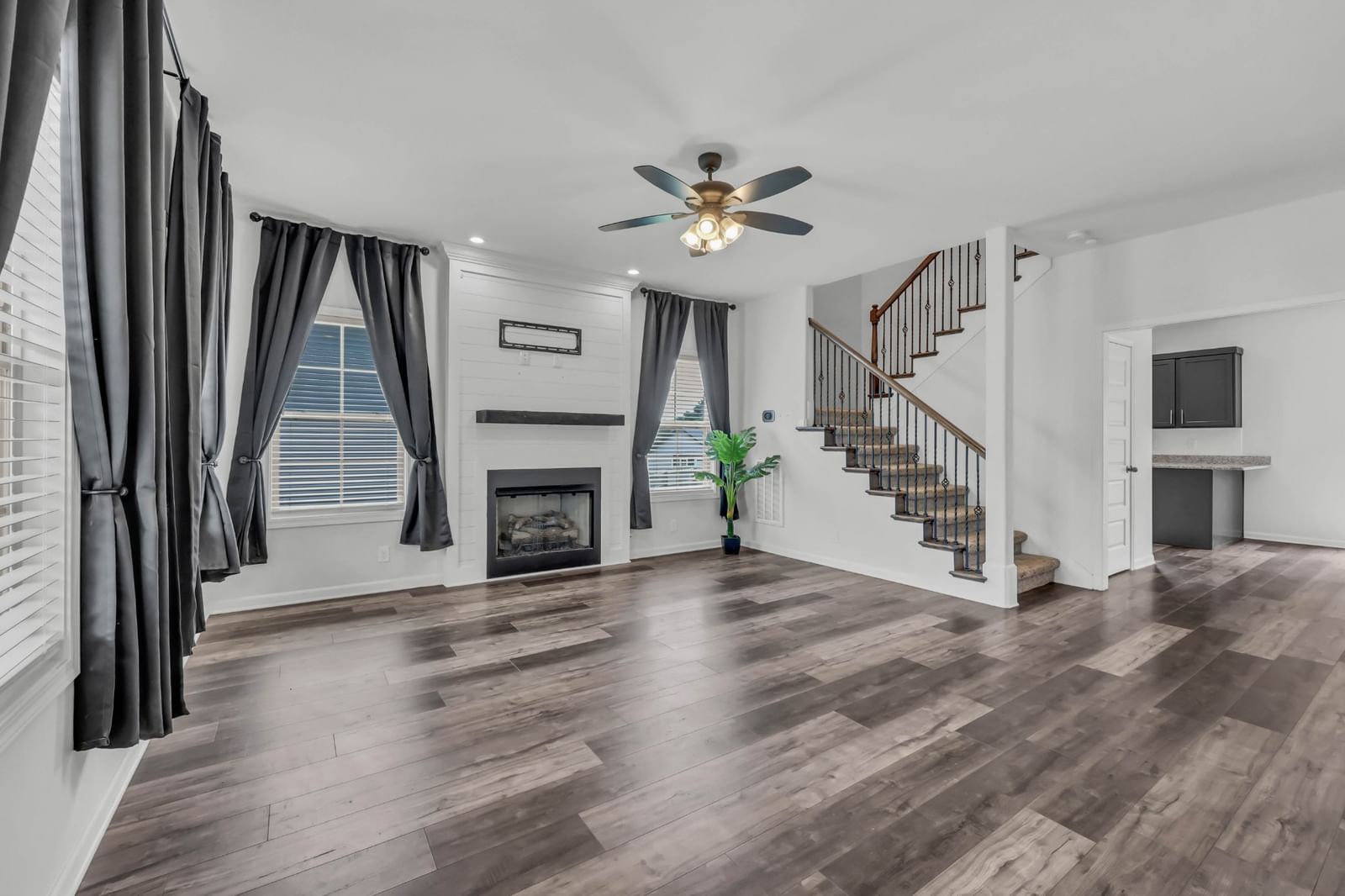 1381 Sussex Dr — photo 8