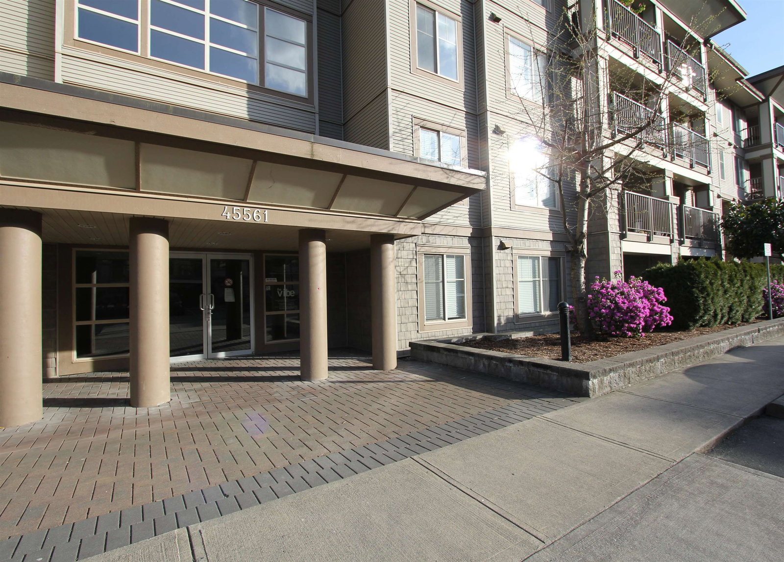 Listing Image 4