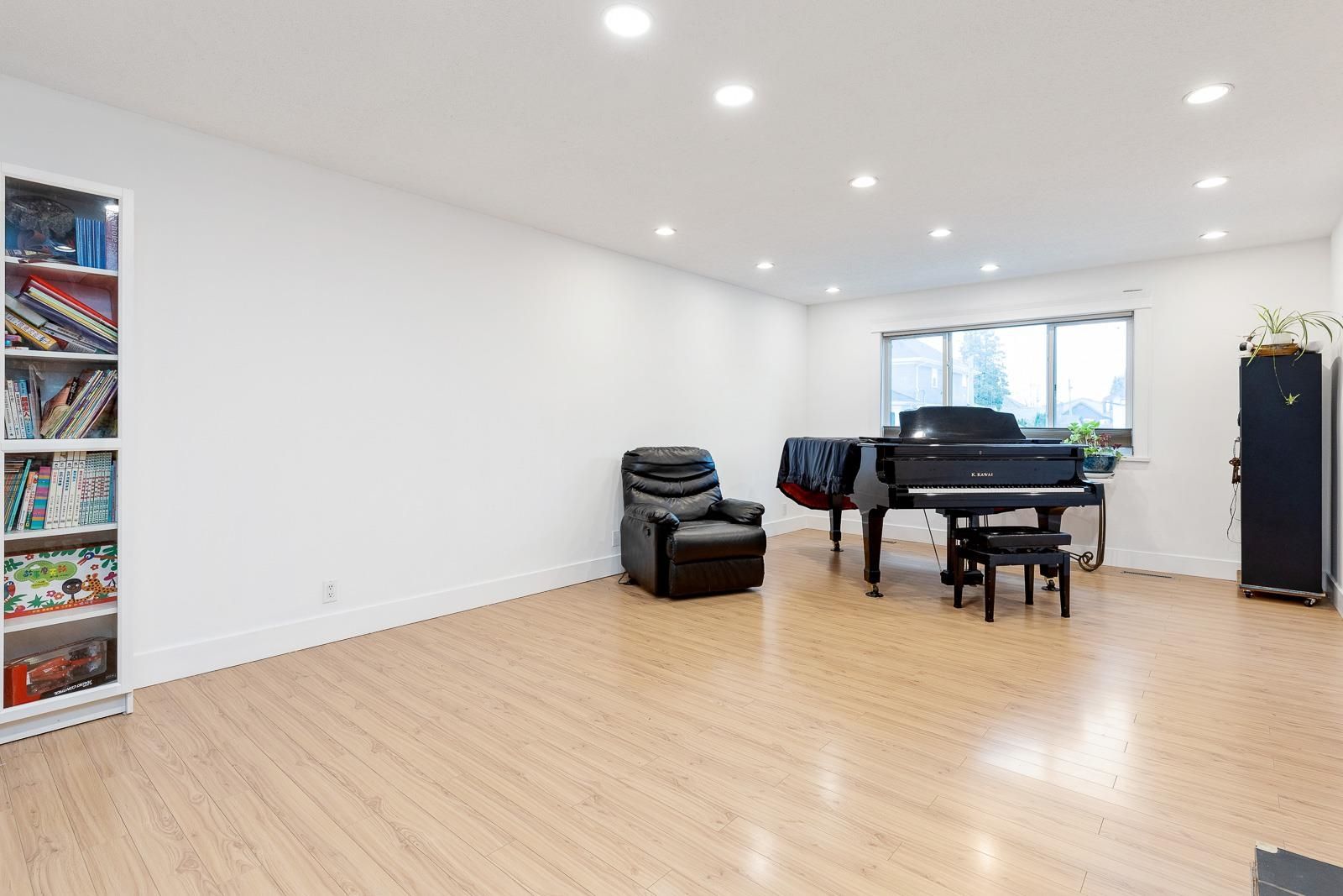 Listing Image 9