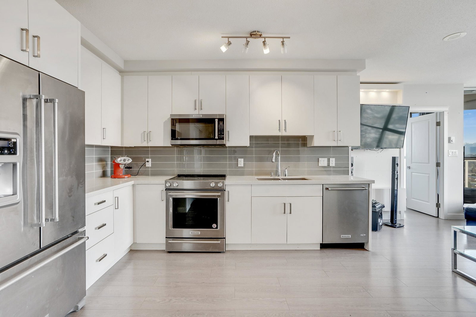 Listing Image 4