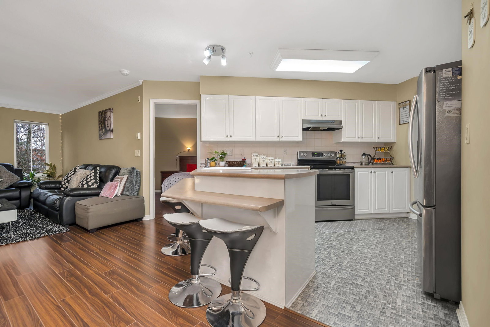 Listing Image 12
