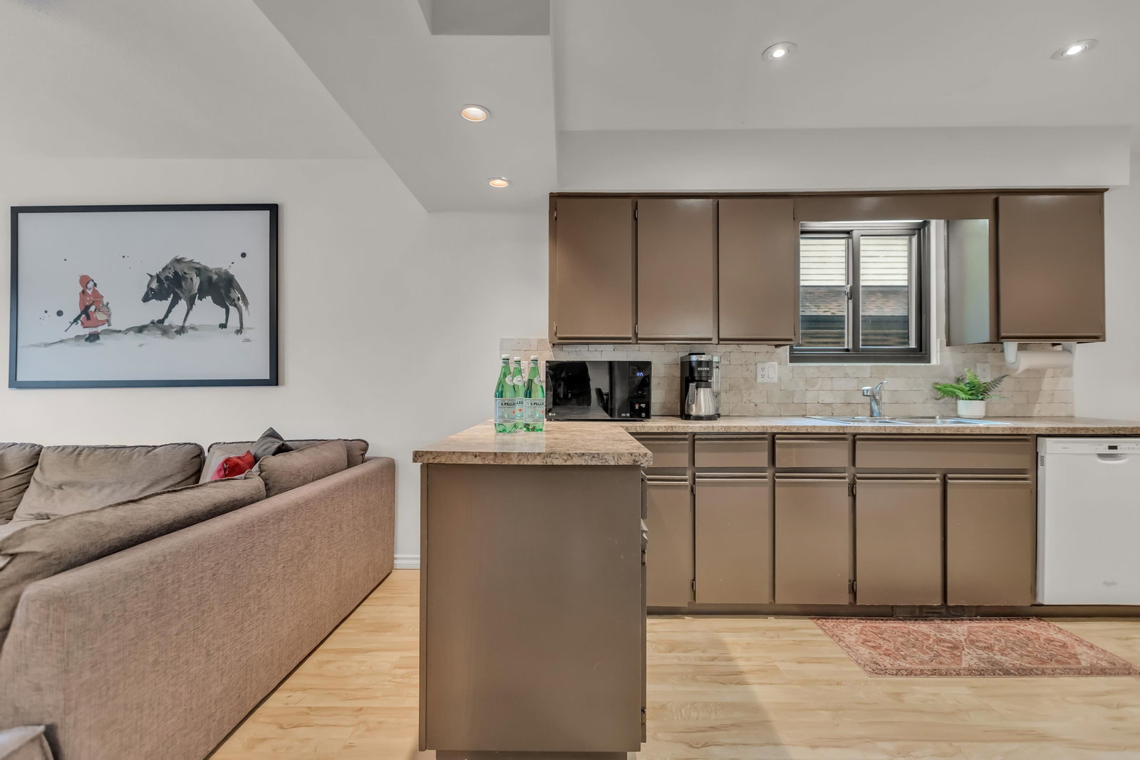 Listing Image 10