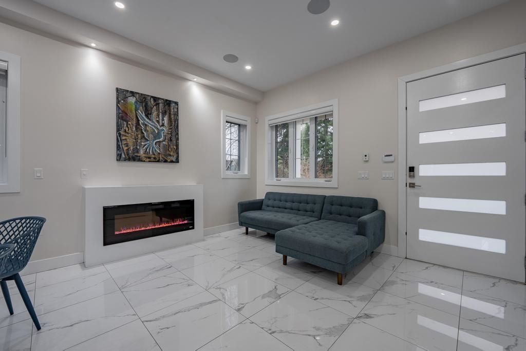 Listing Image 4