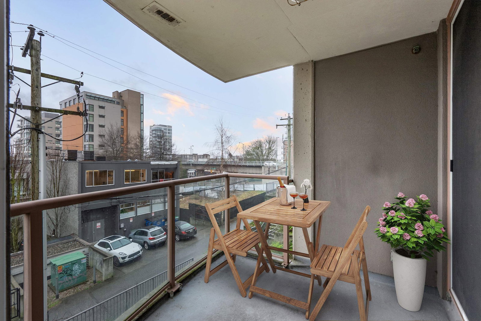 Listing Image 5
