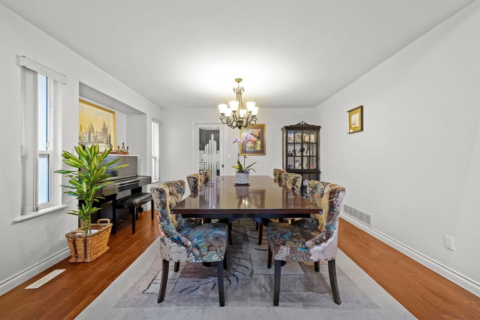 Listing Image 4