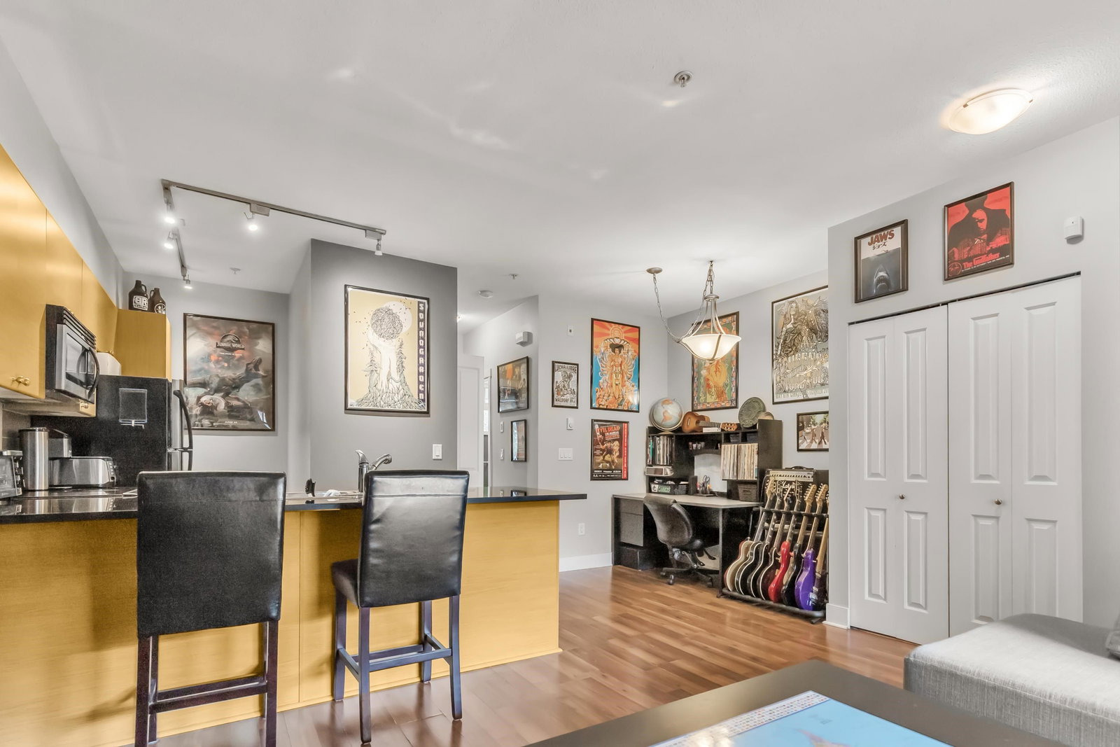 Listing Image 9