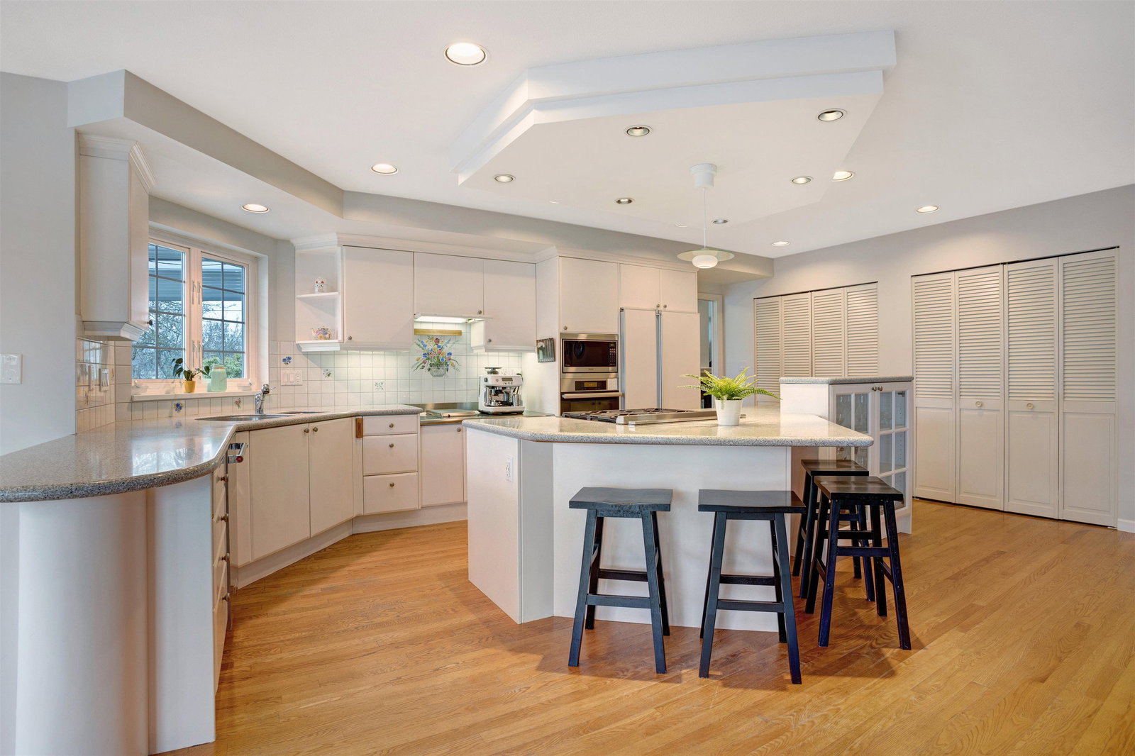 Listing Image 12