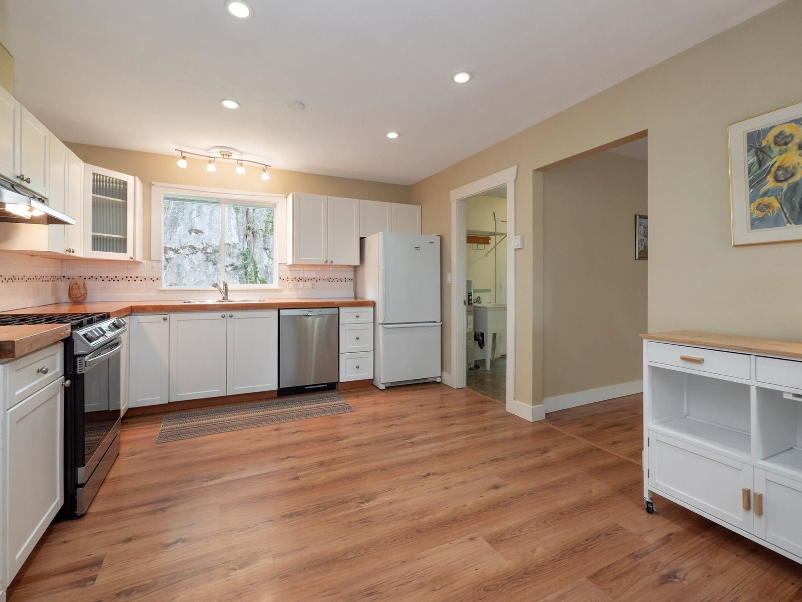 Listing Image 4