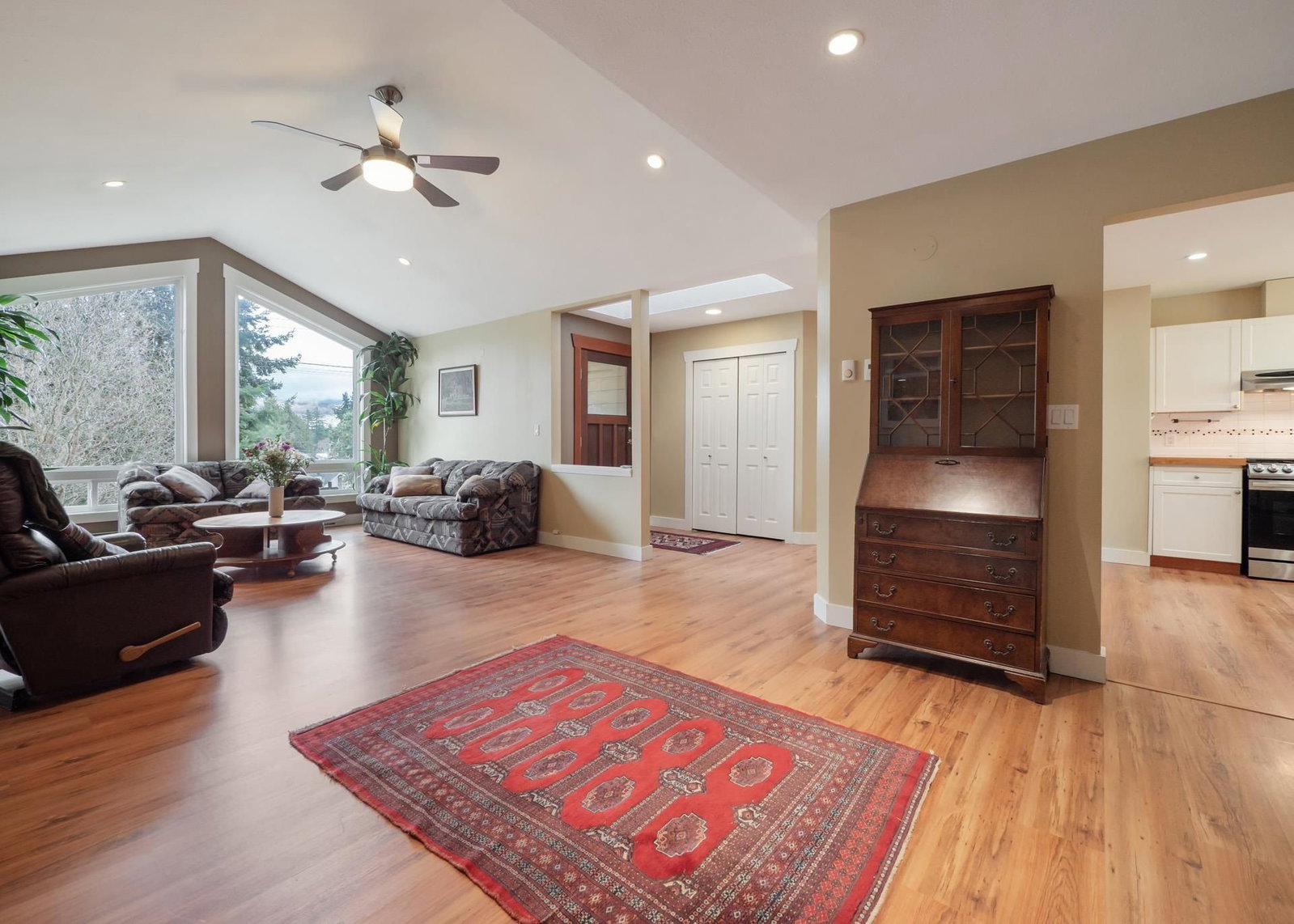 Listing Image 6