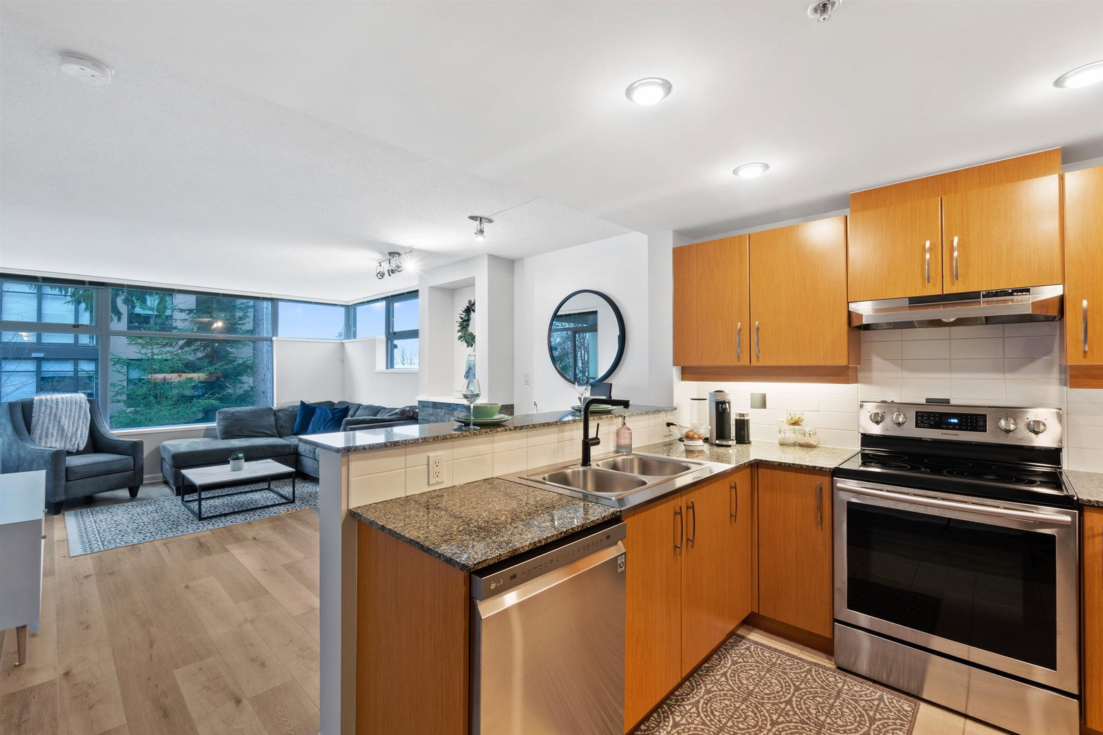 Listing Image 12