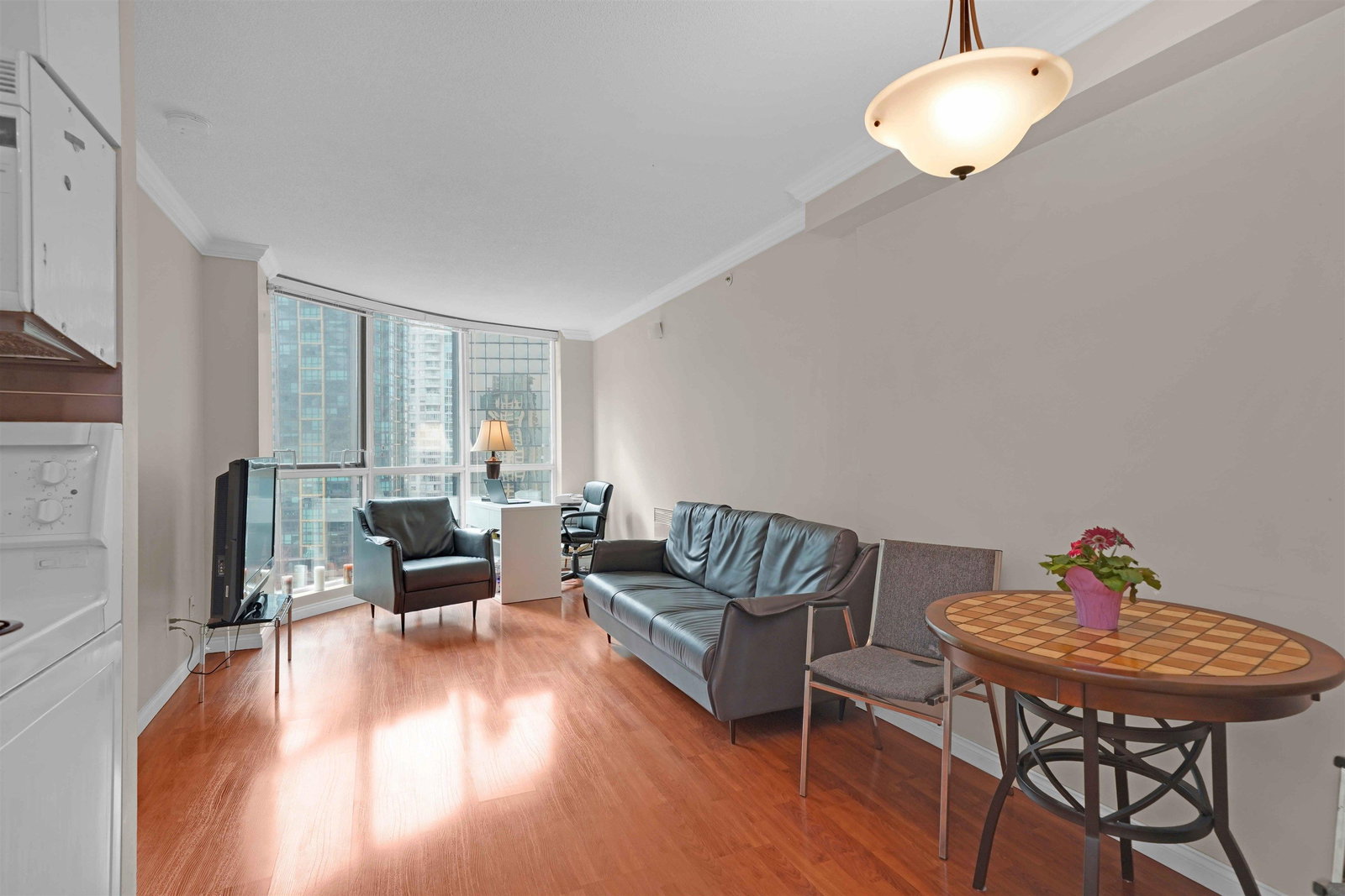 Listing Image 4
