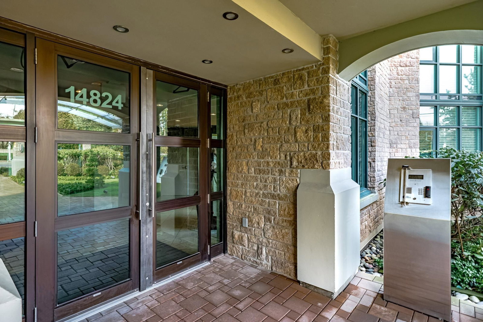 Listing Image 4