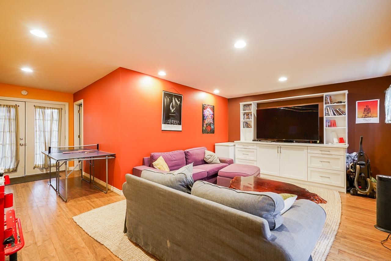 Listing Image 4