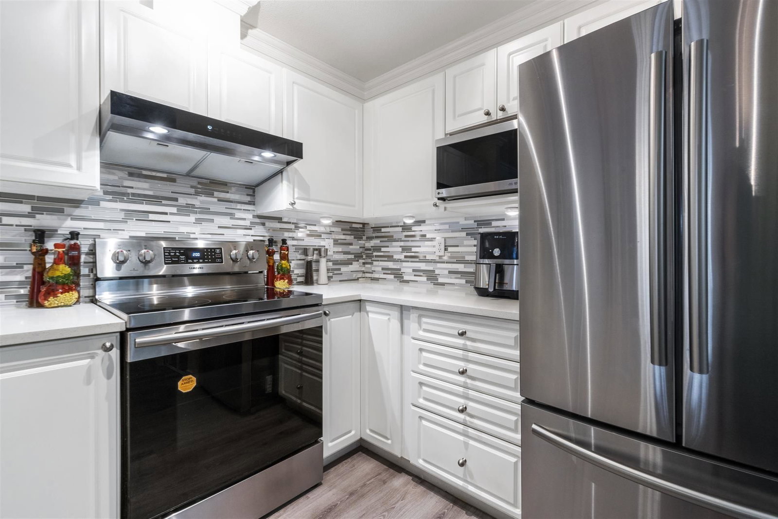 Listing Image 6