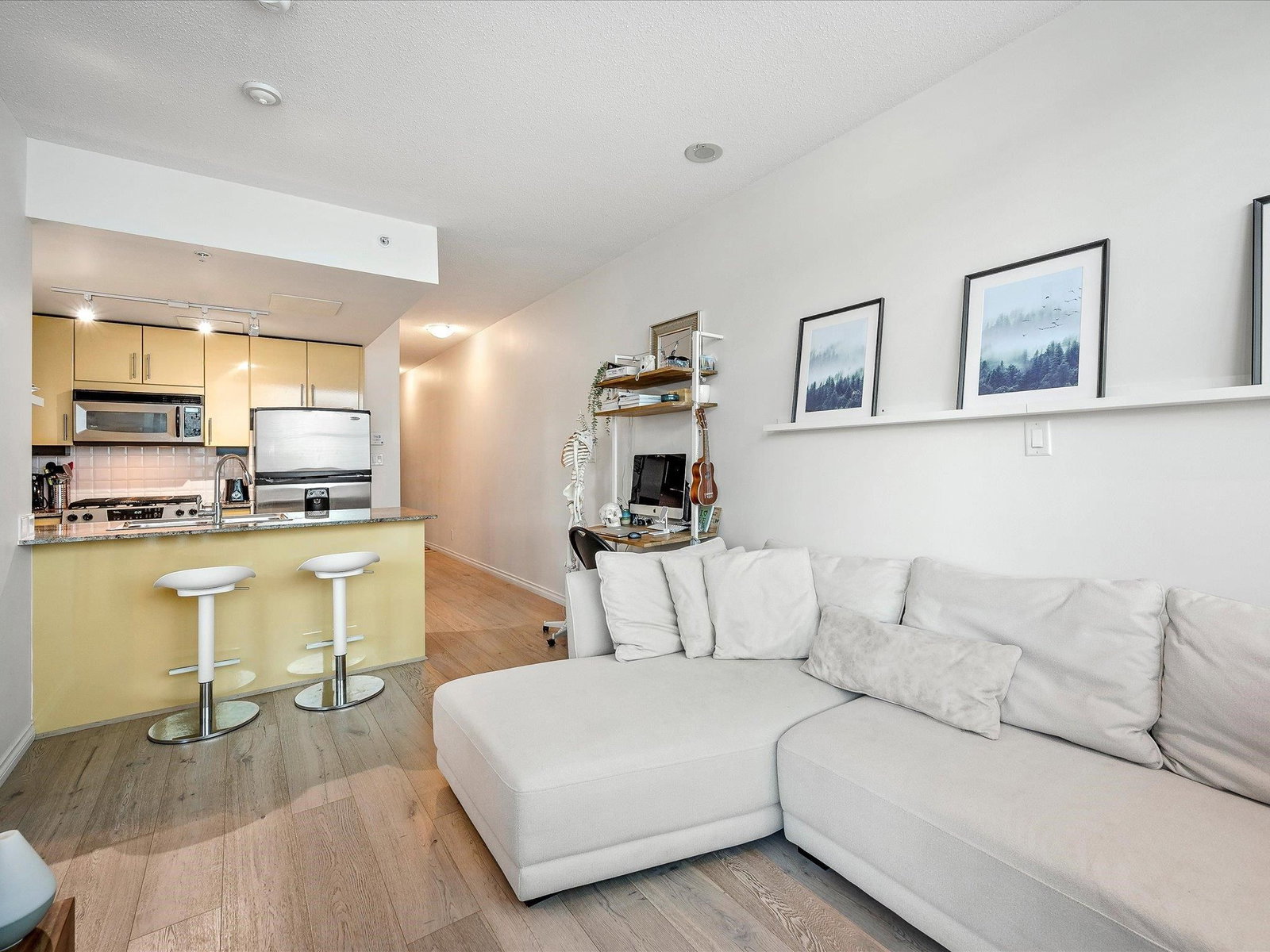 Listing Image 4