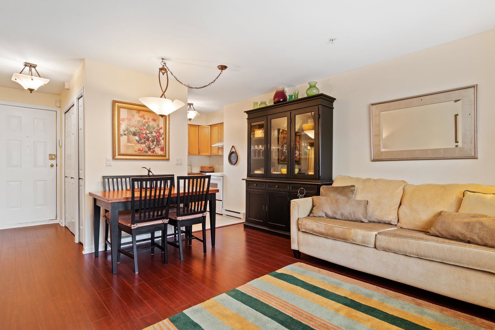 Listing Image 4