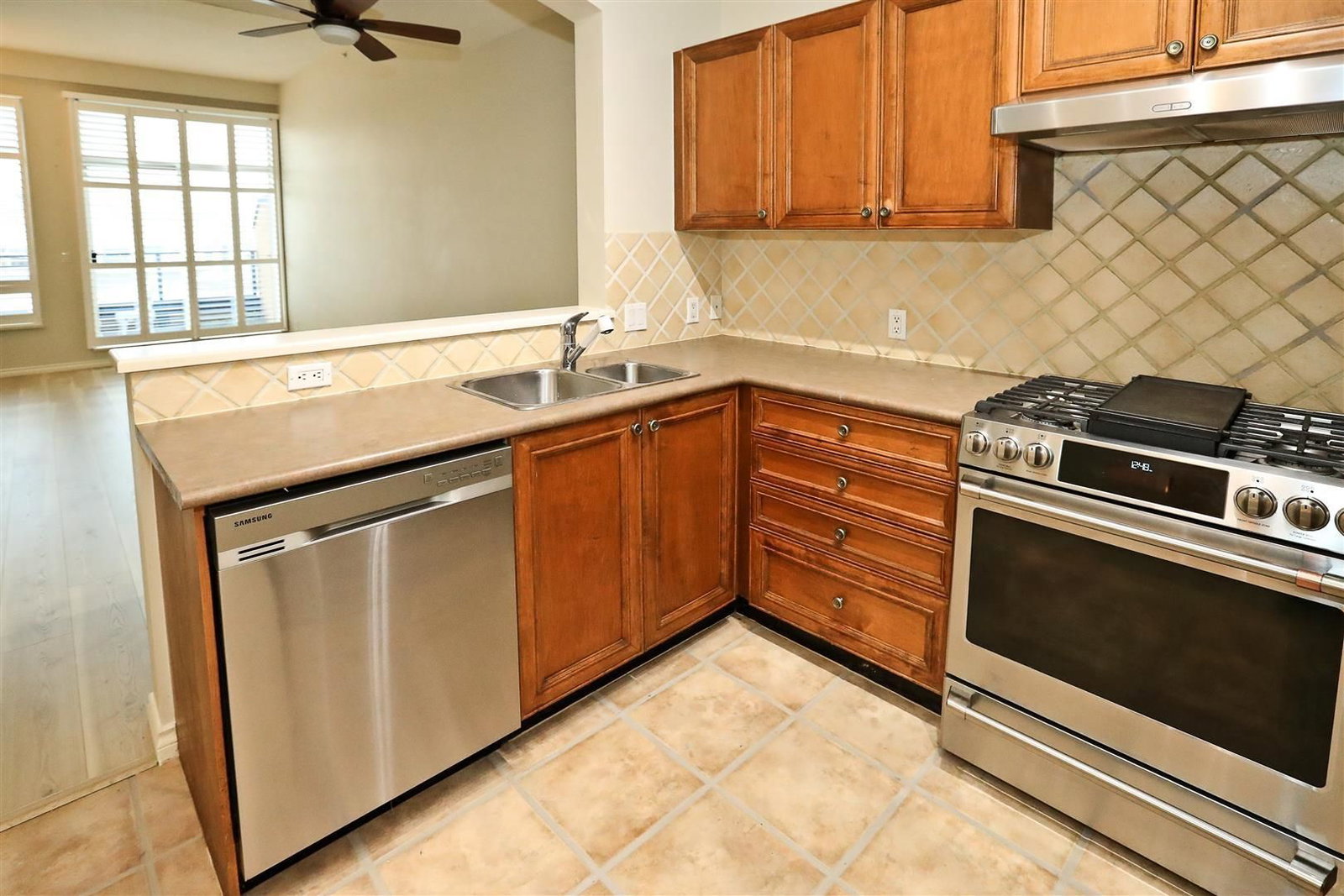 Listing Image 12