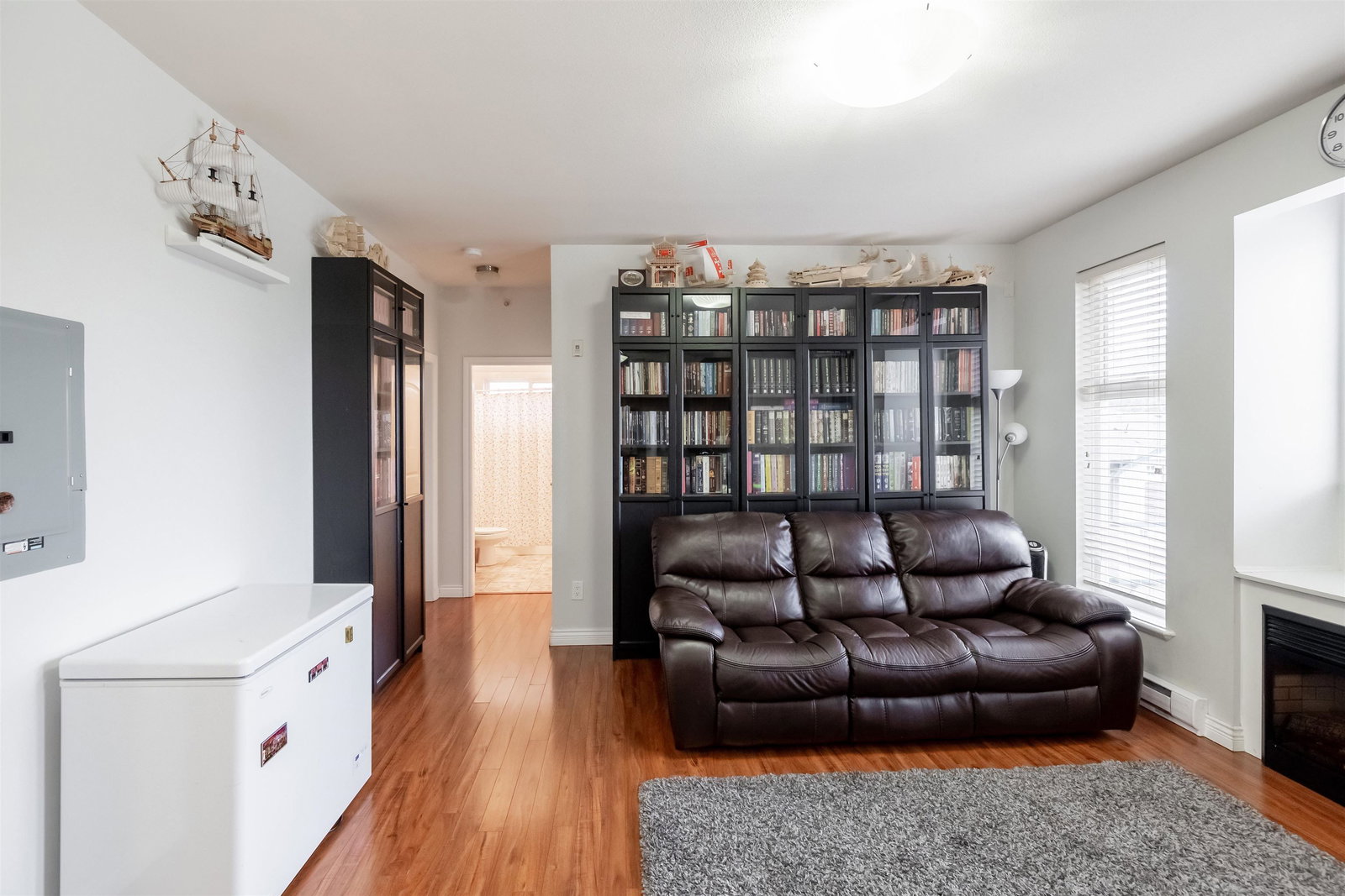 Listing Image 8