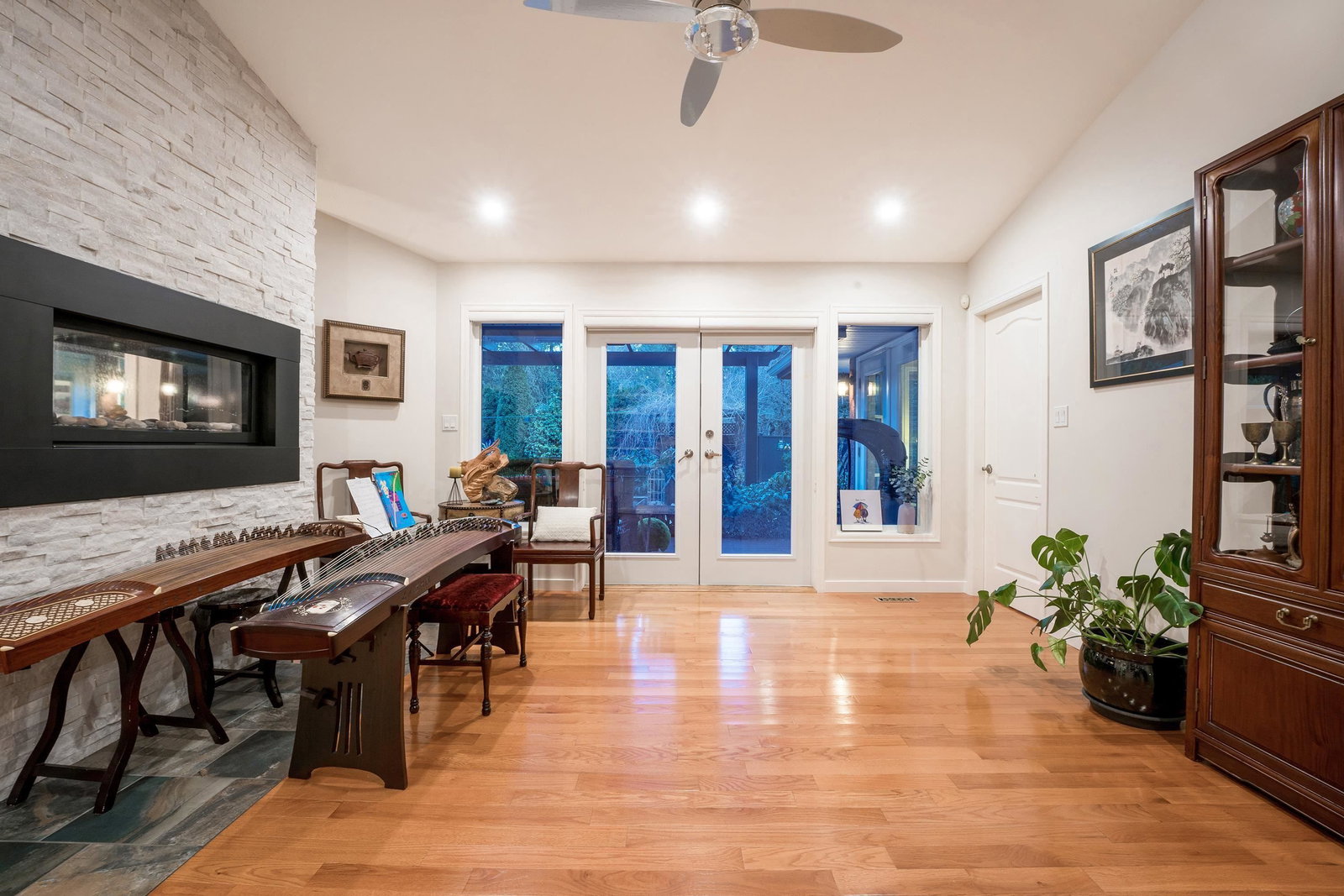 Listing Image 5