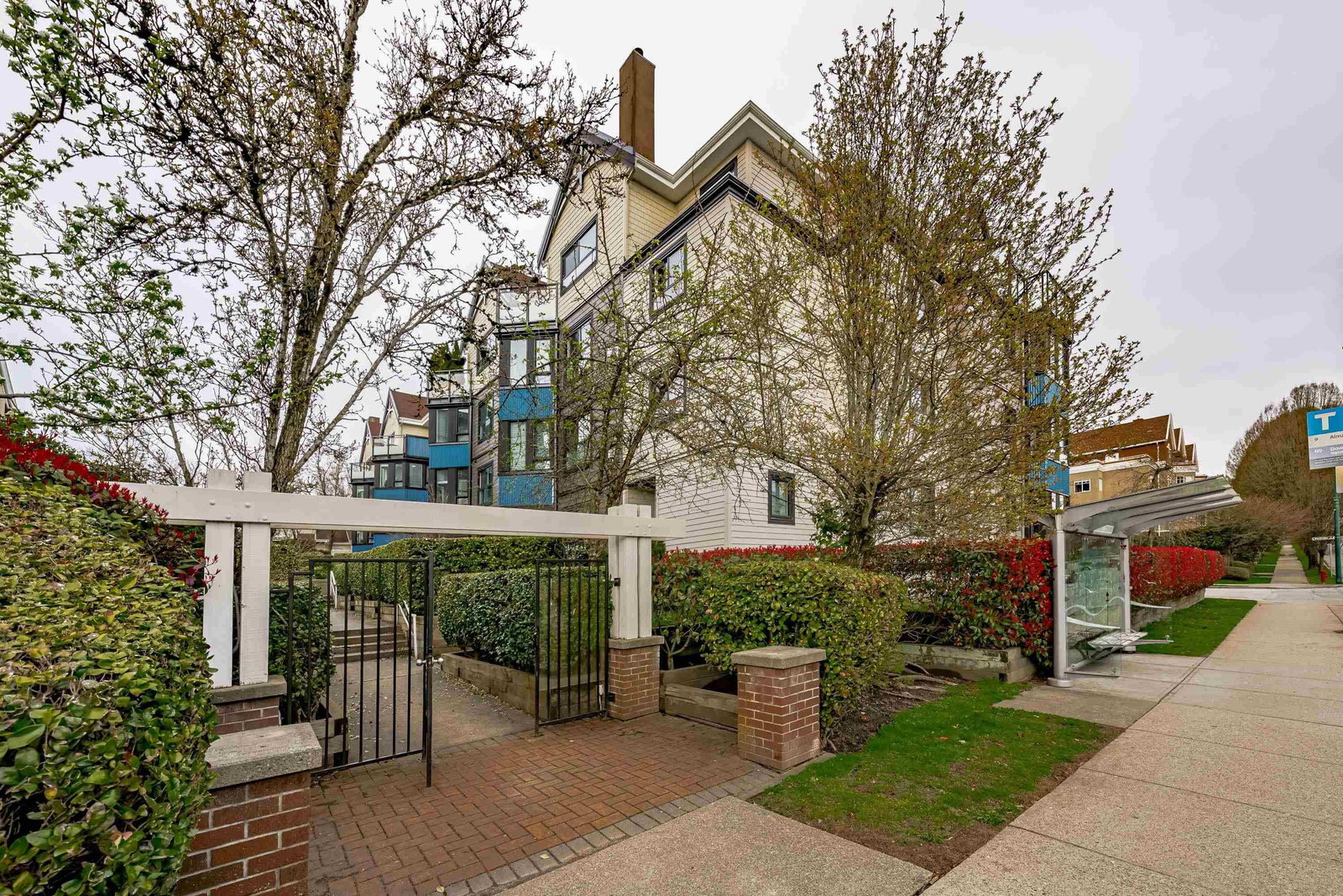 Listing Image 4