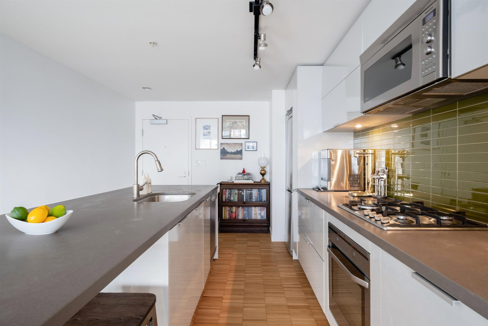 Listing Image 11