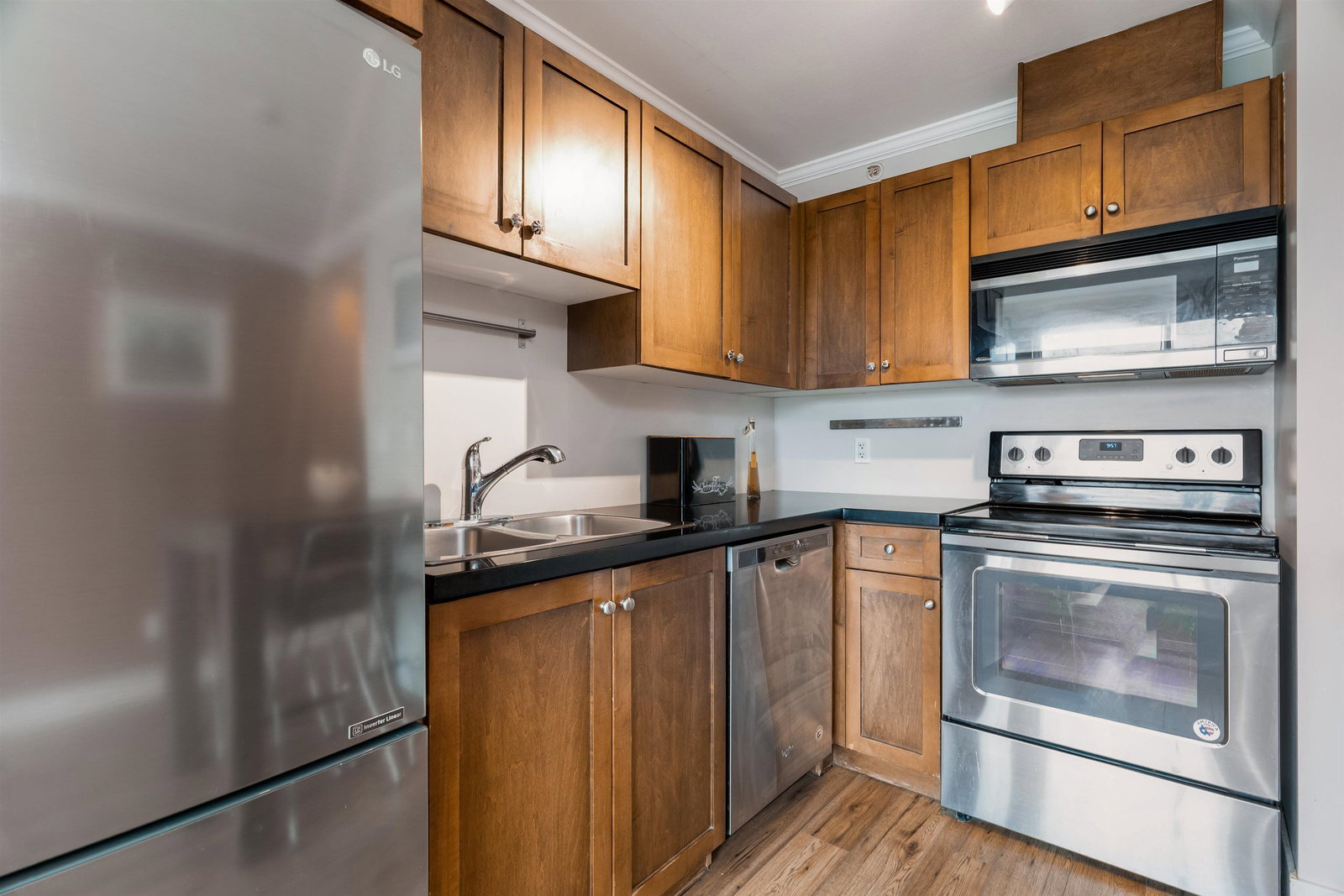 Listing Image 12