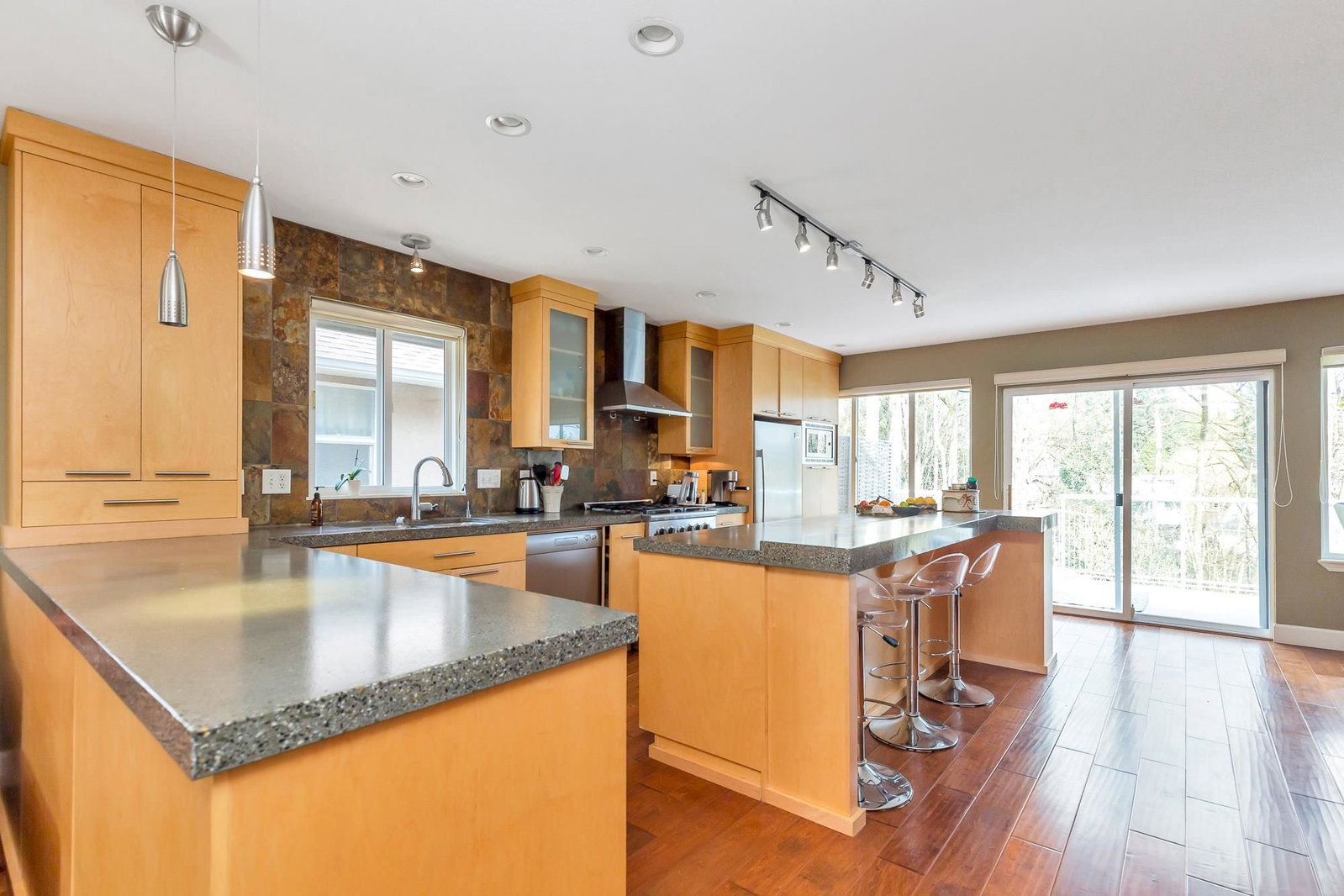 Listing Image 11