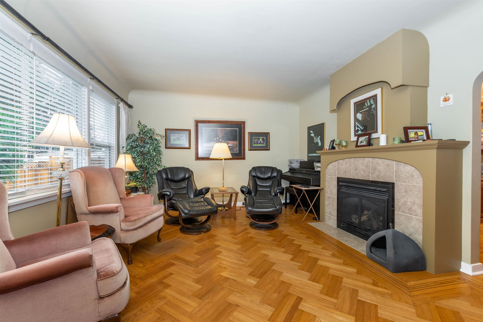 Listing Image 4