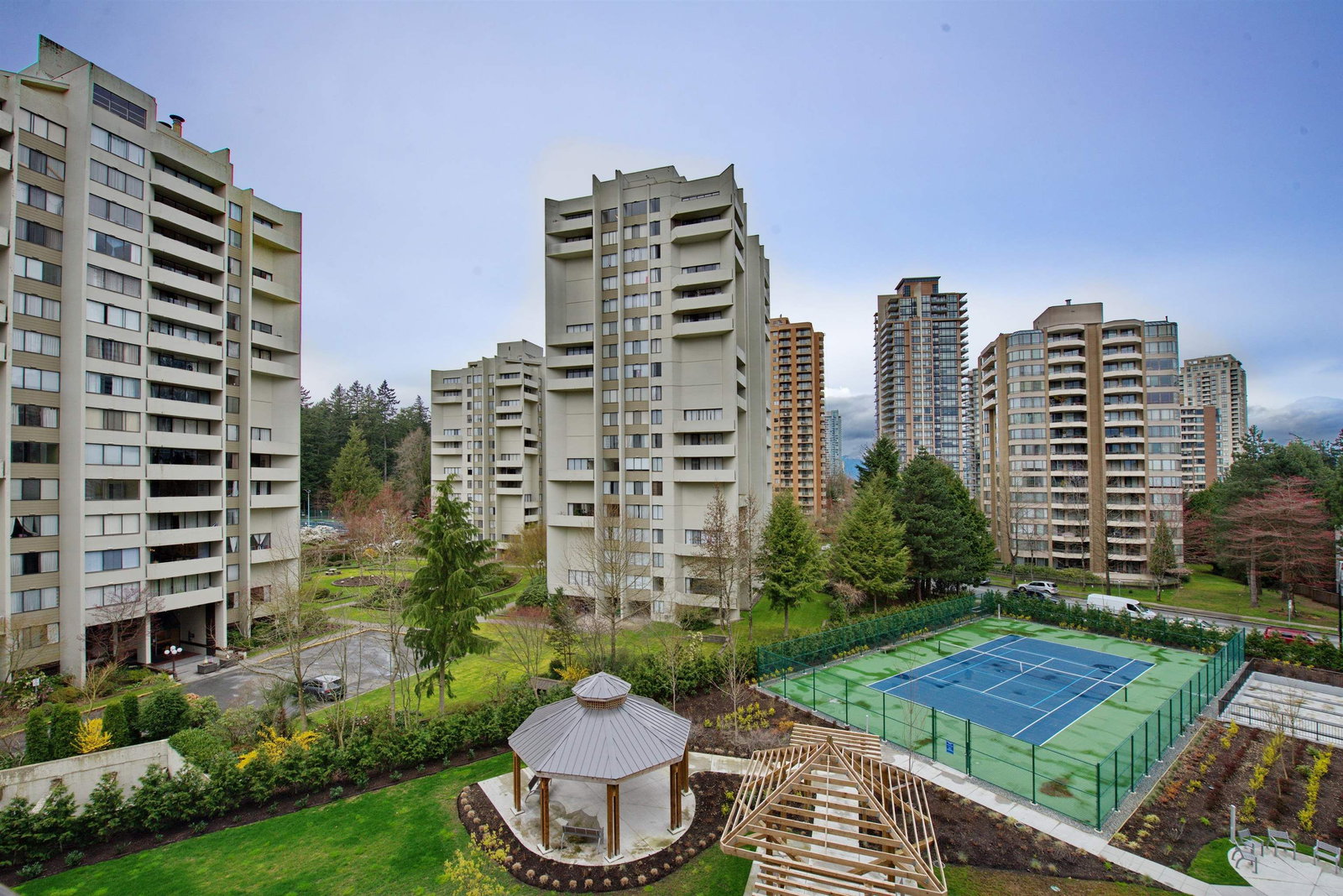 Listing Image 4