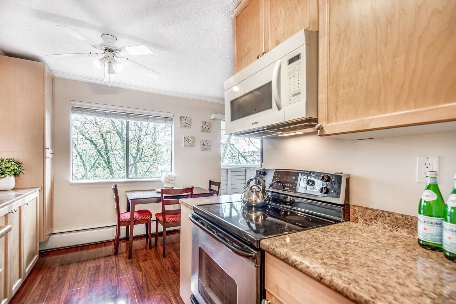 Listing Image 4