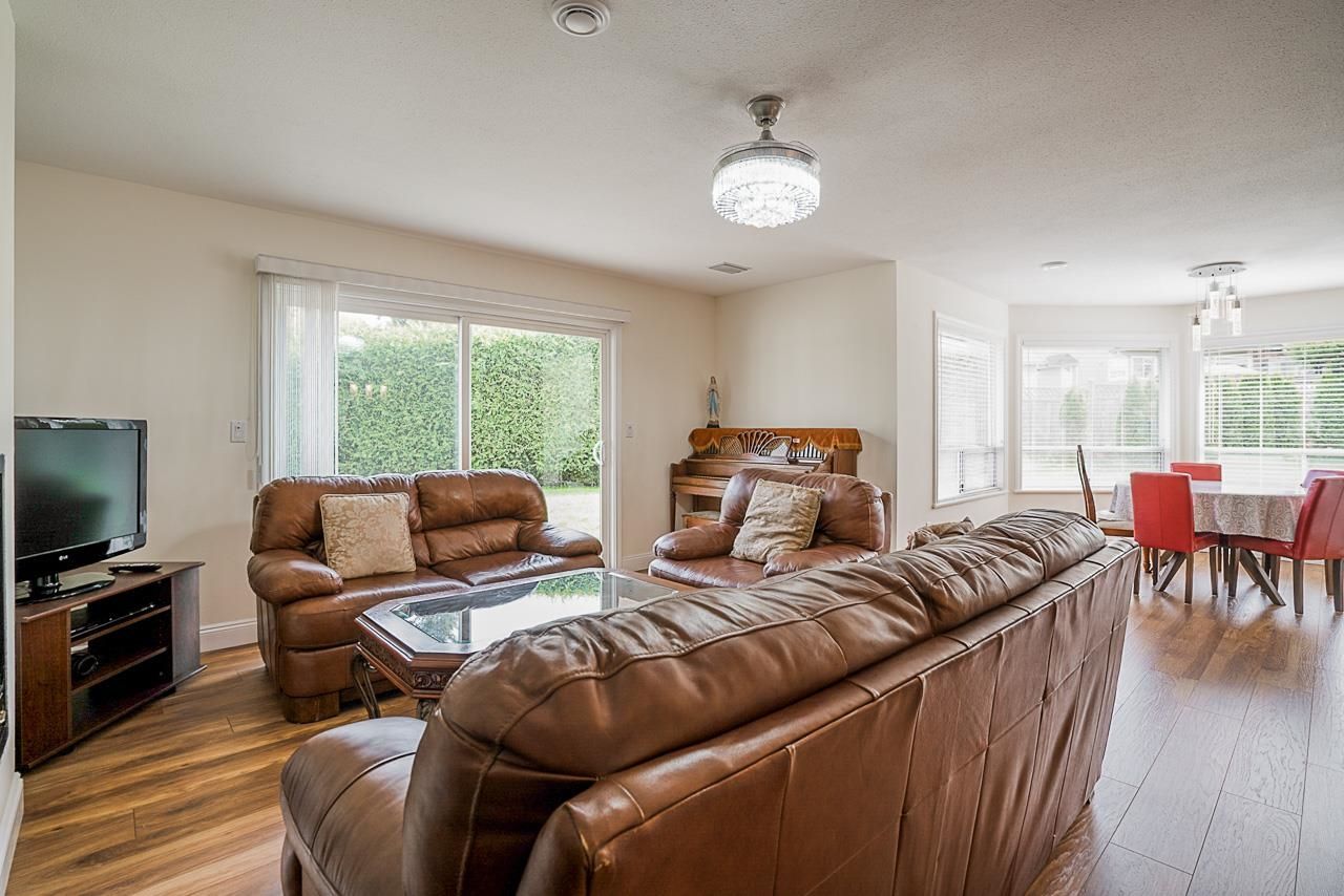 Listing Image 12