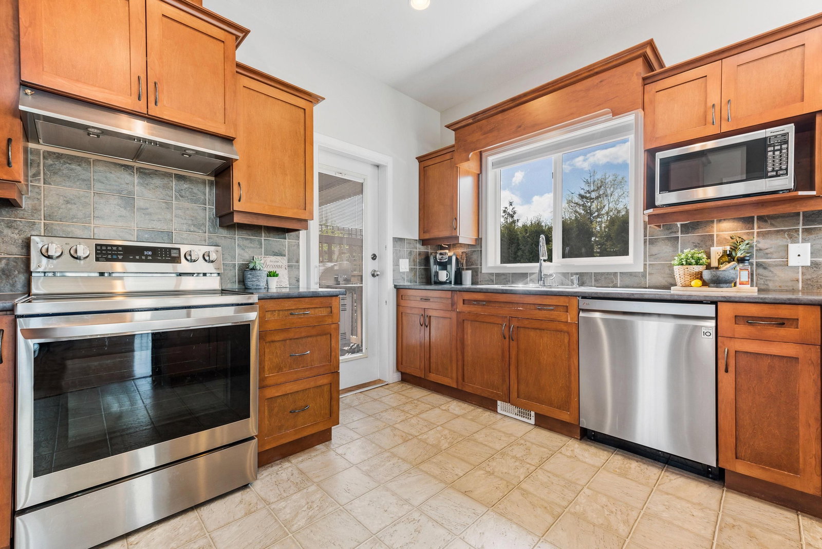 Listing Image 4