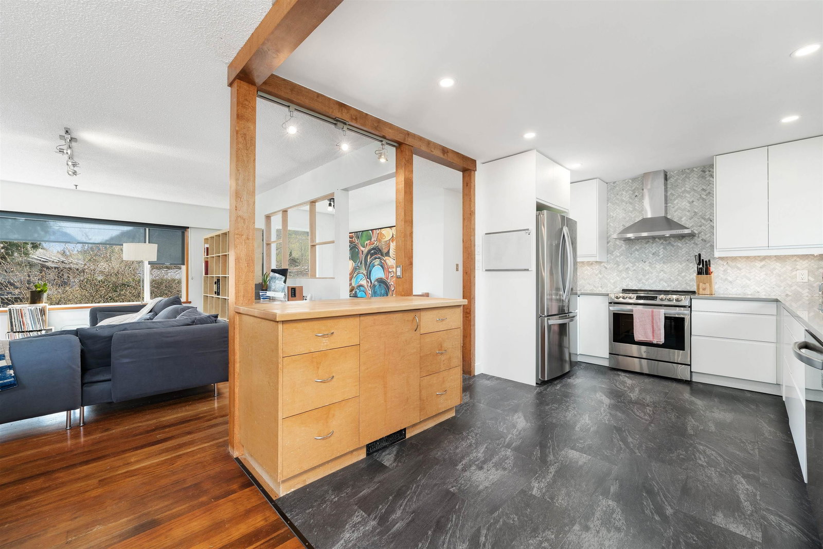 Listing Image 4