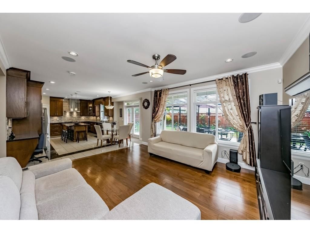 Listing Image 10