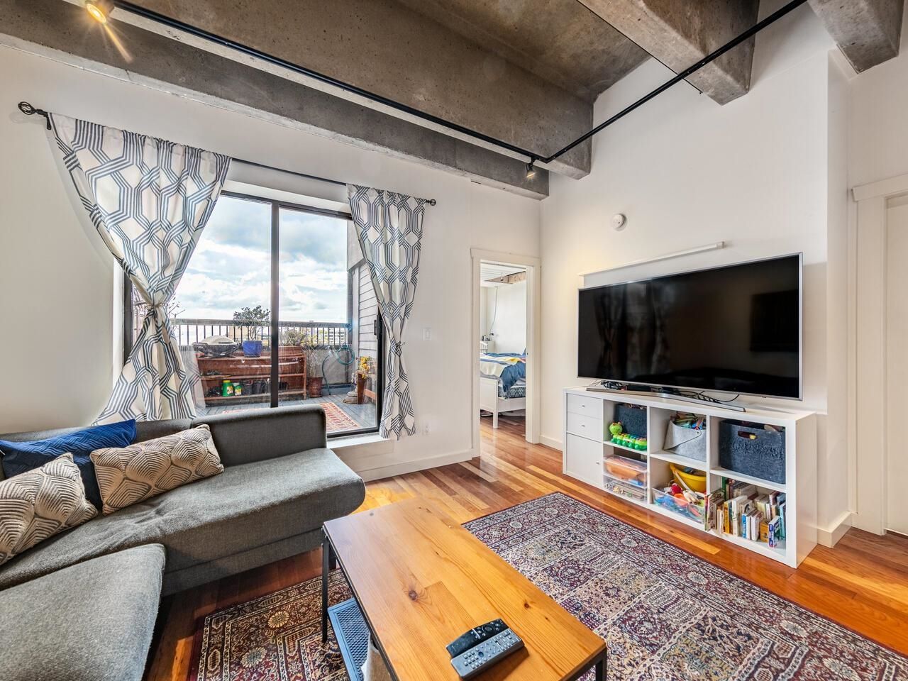 Listing Image 4