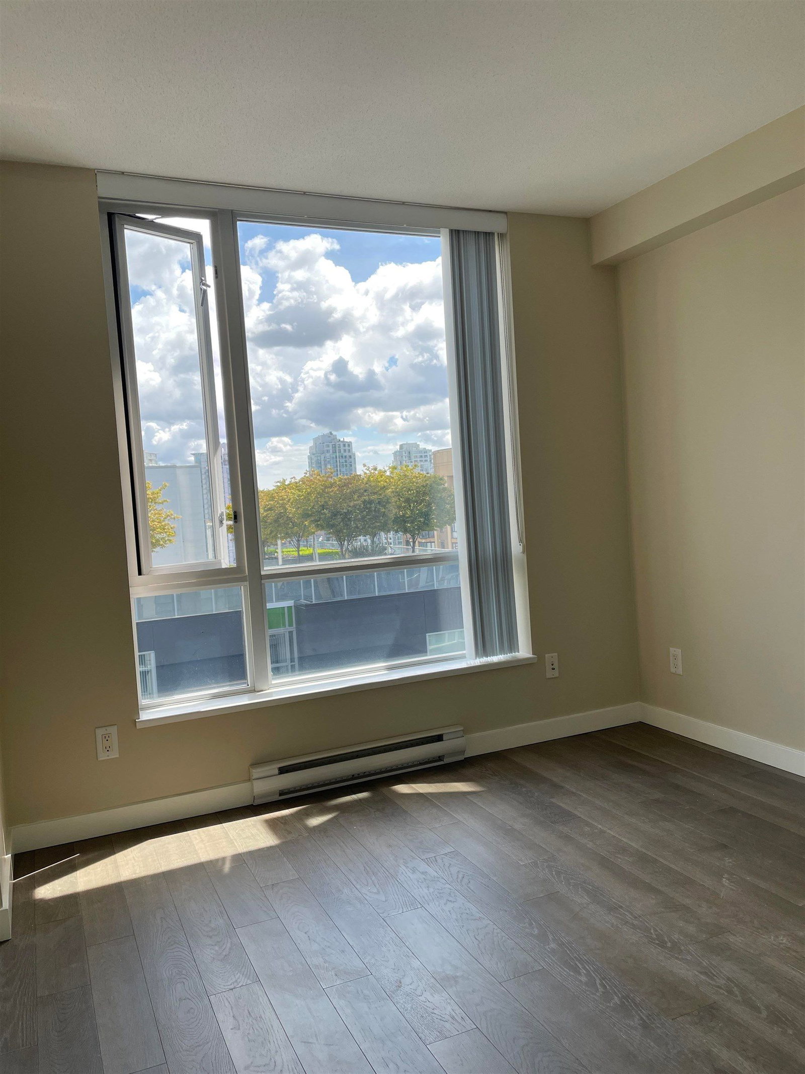 Listing Image 8