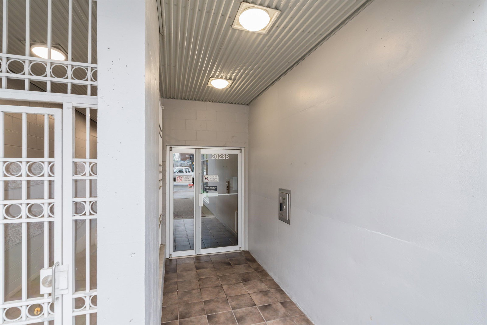 Listing Image 4