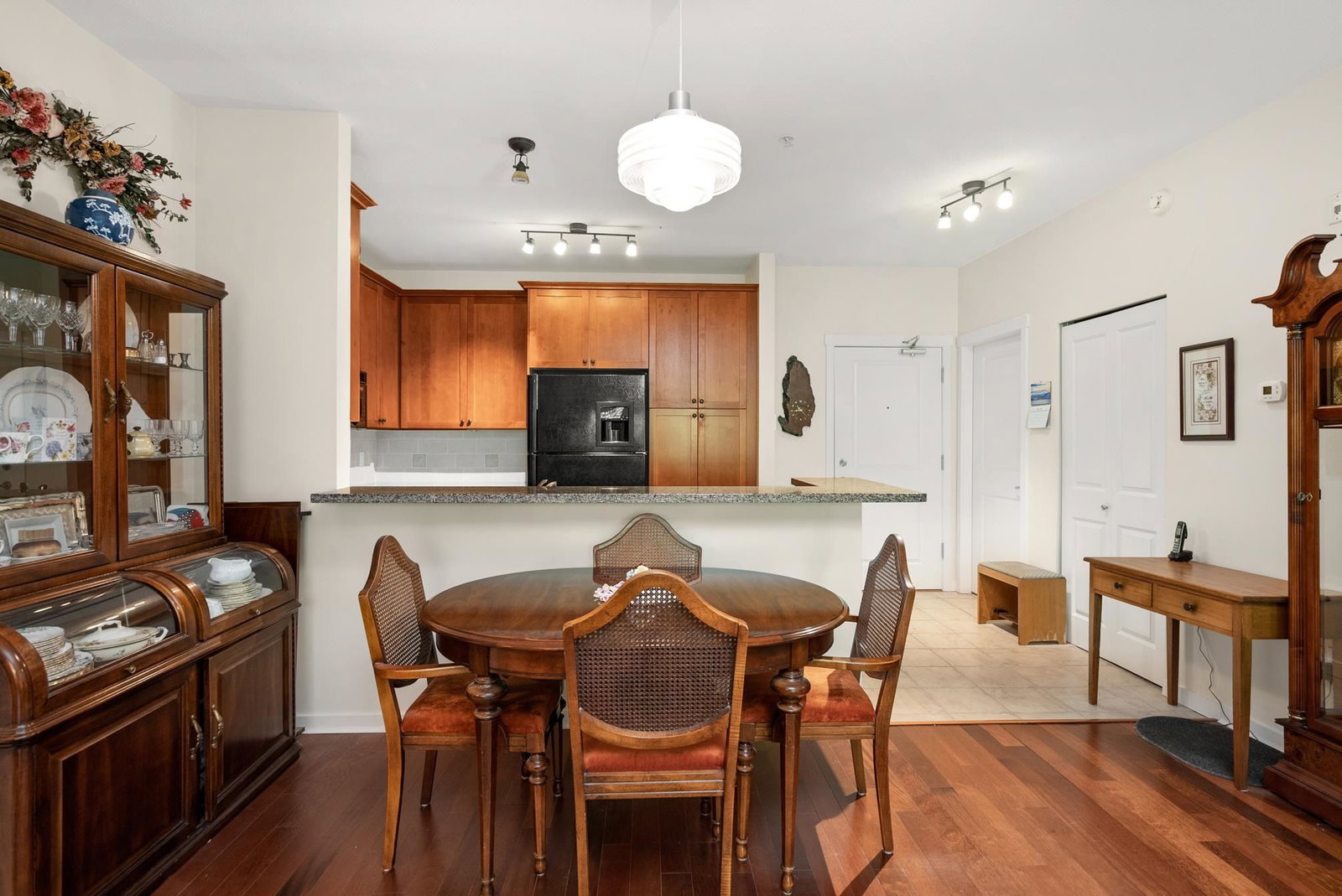 Listing Image 8
