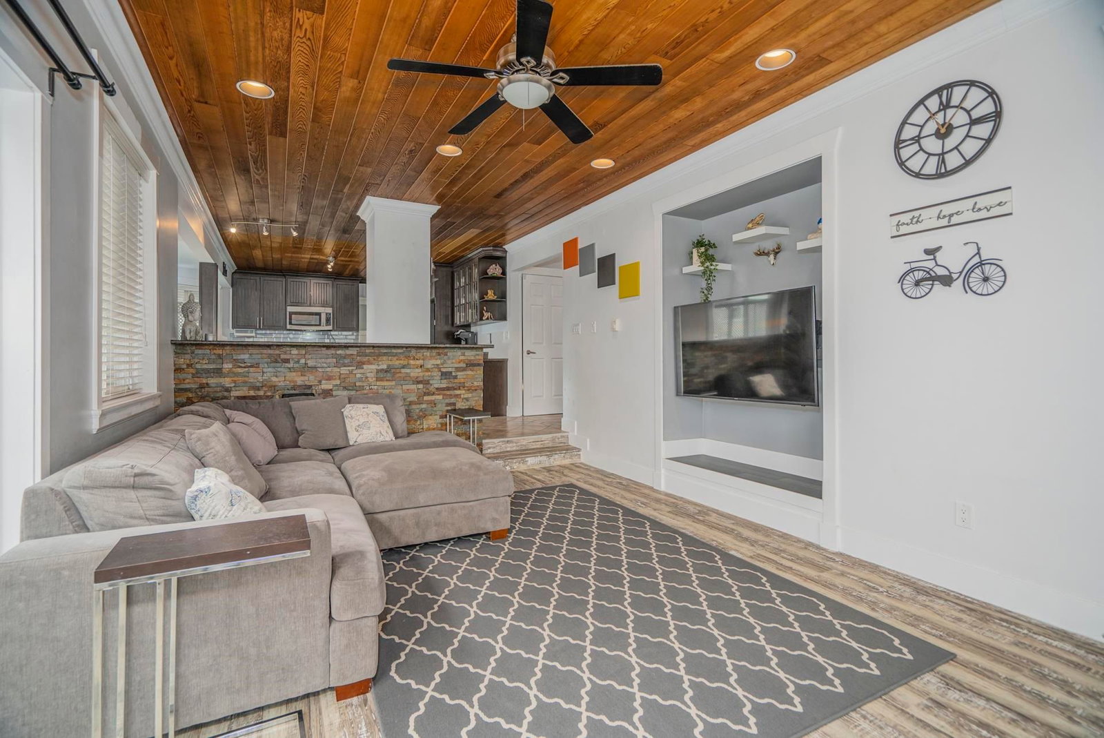 Listing Image 14