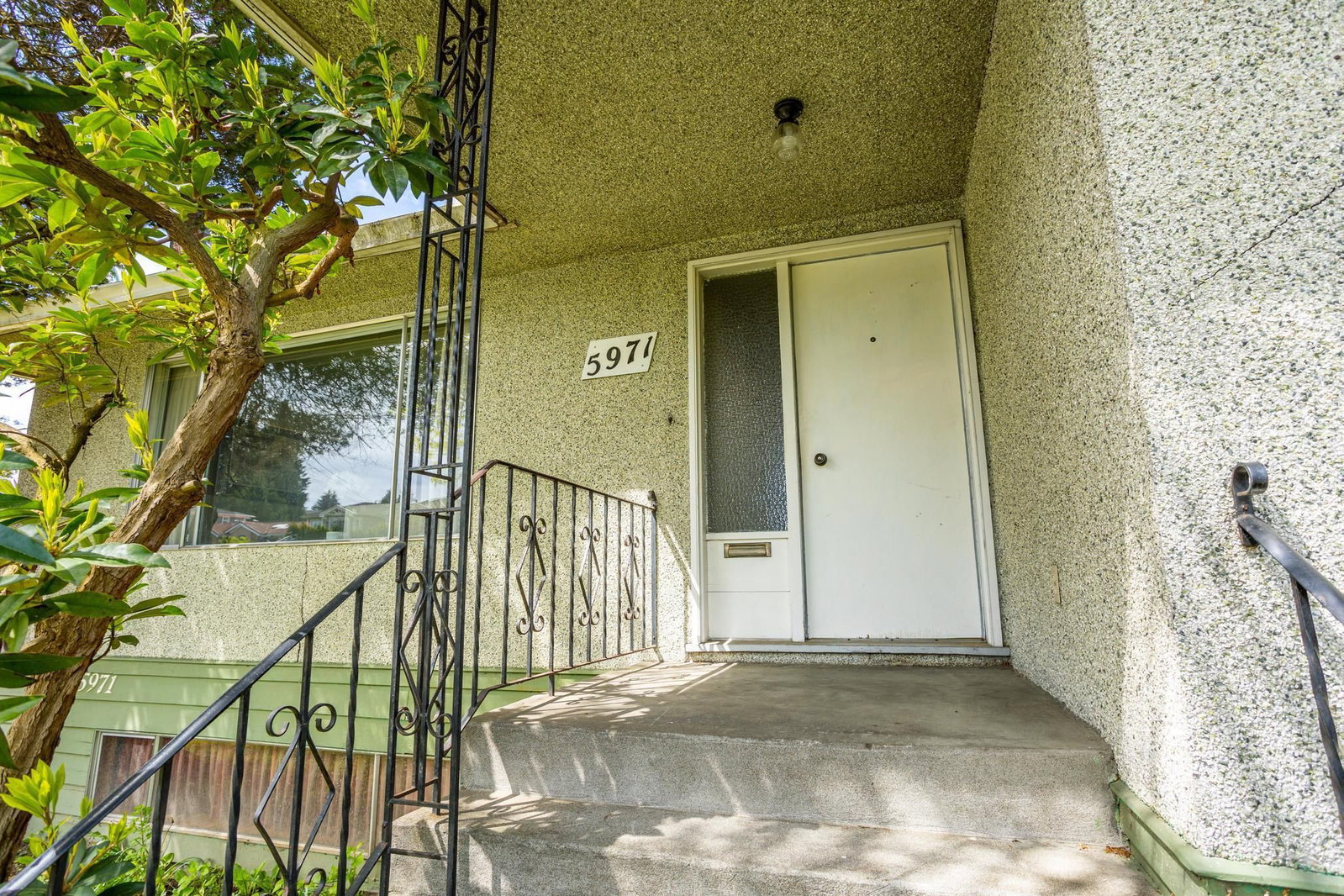 Listing Image 4