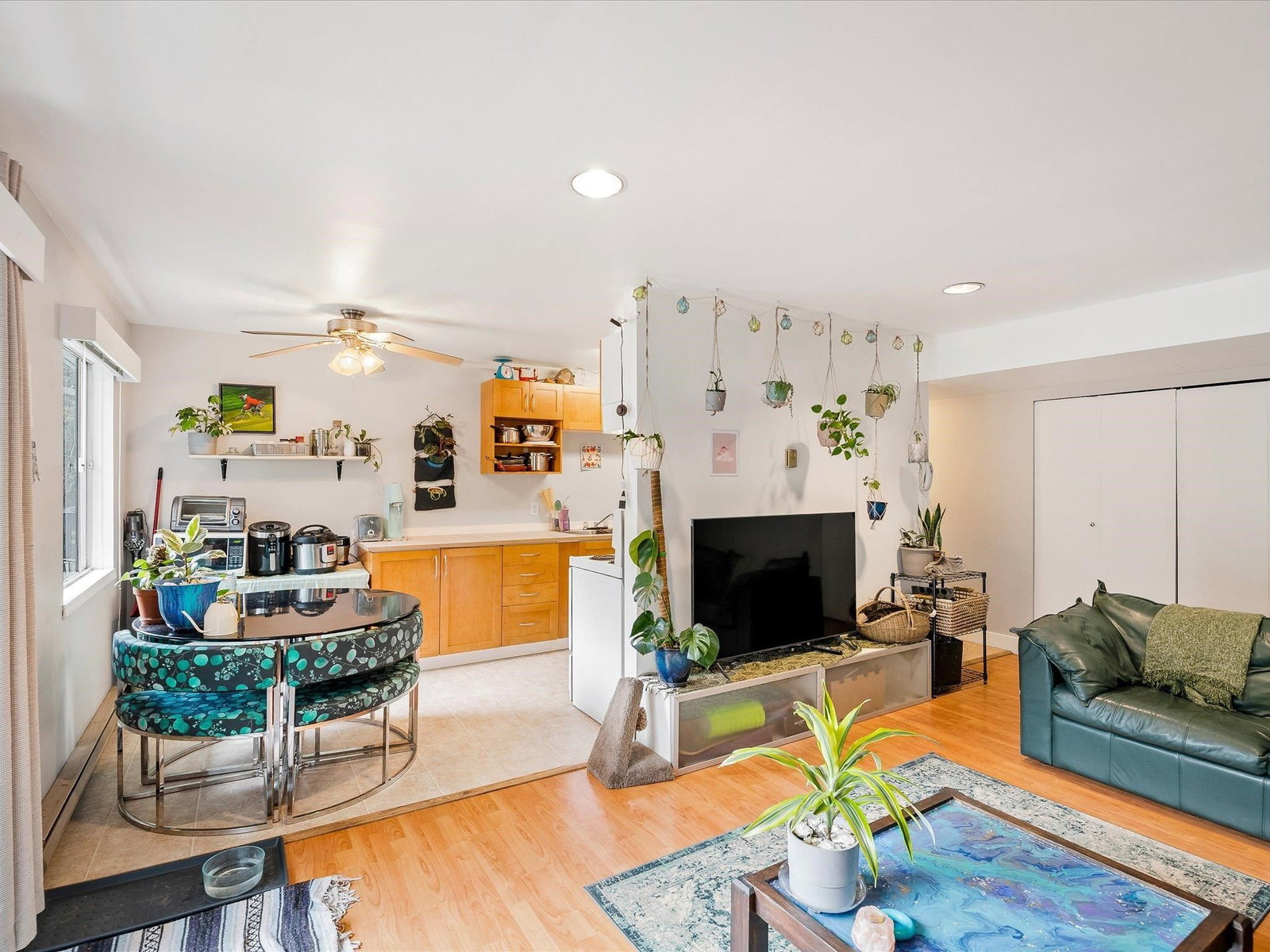 Listing Image 4