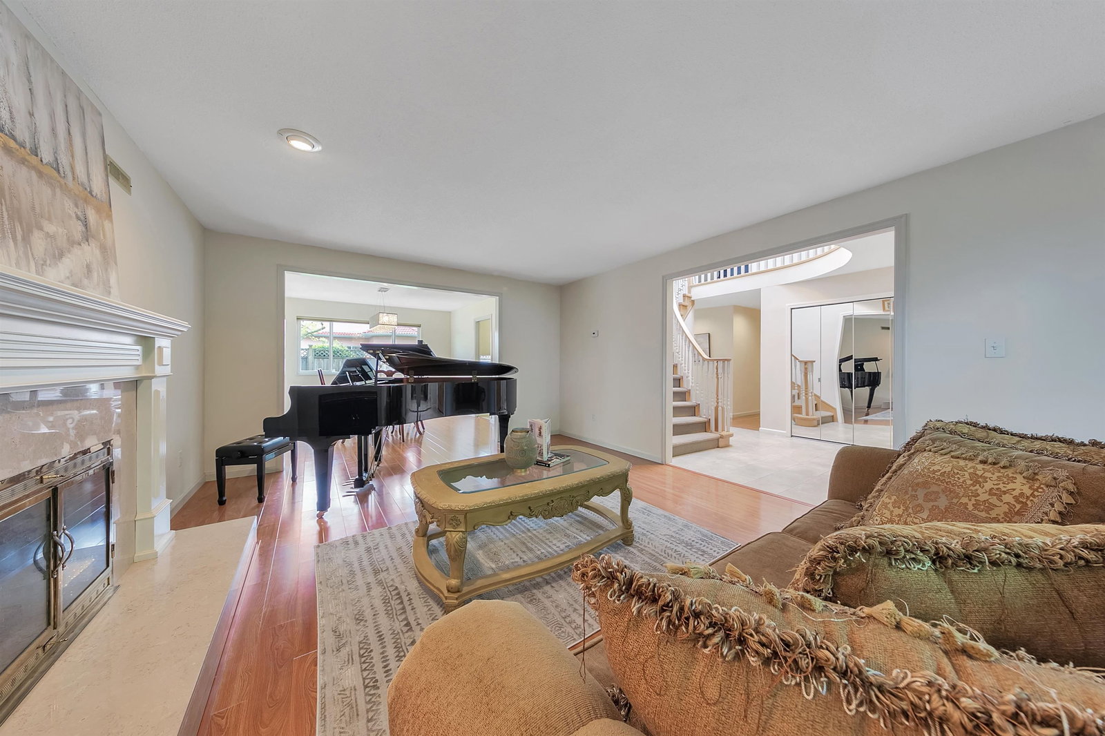Listing Image 4
