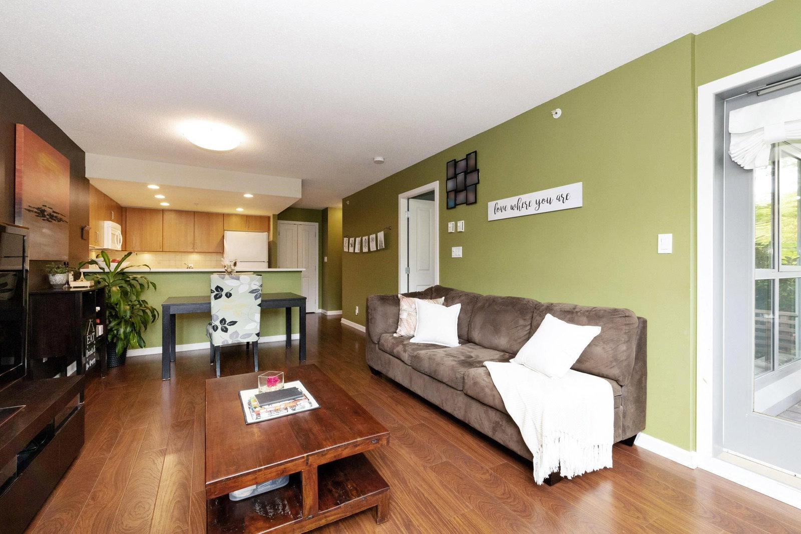 Listing Image 4
