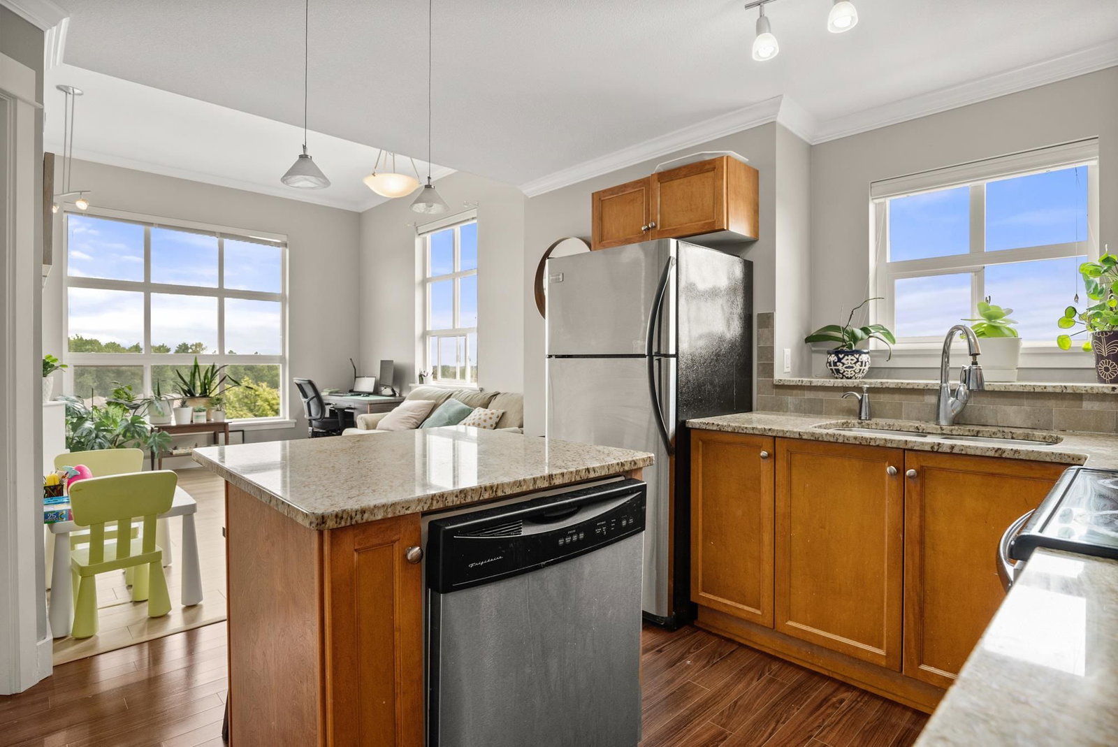 Listing Image 10