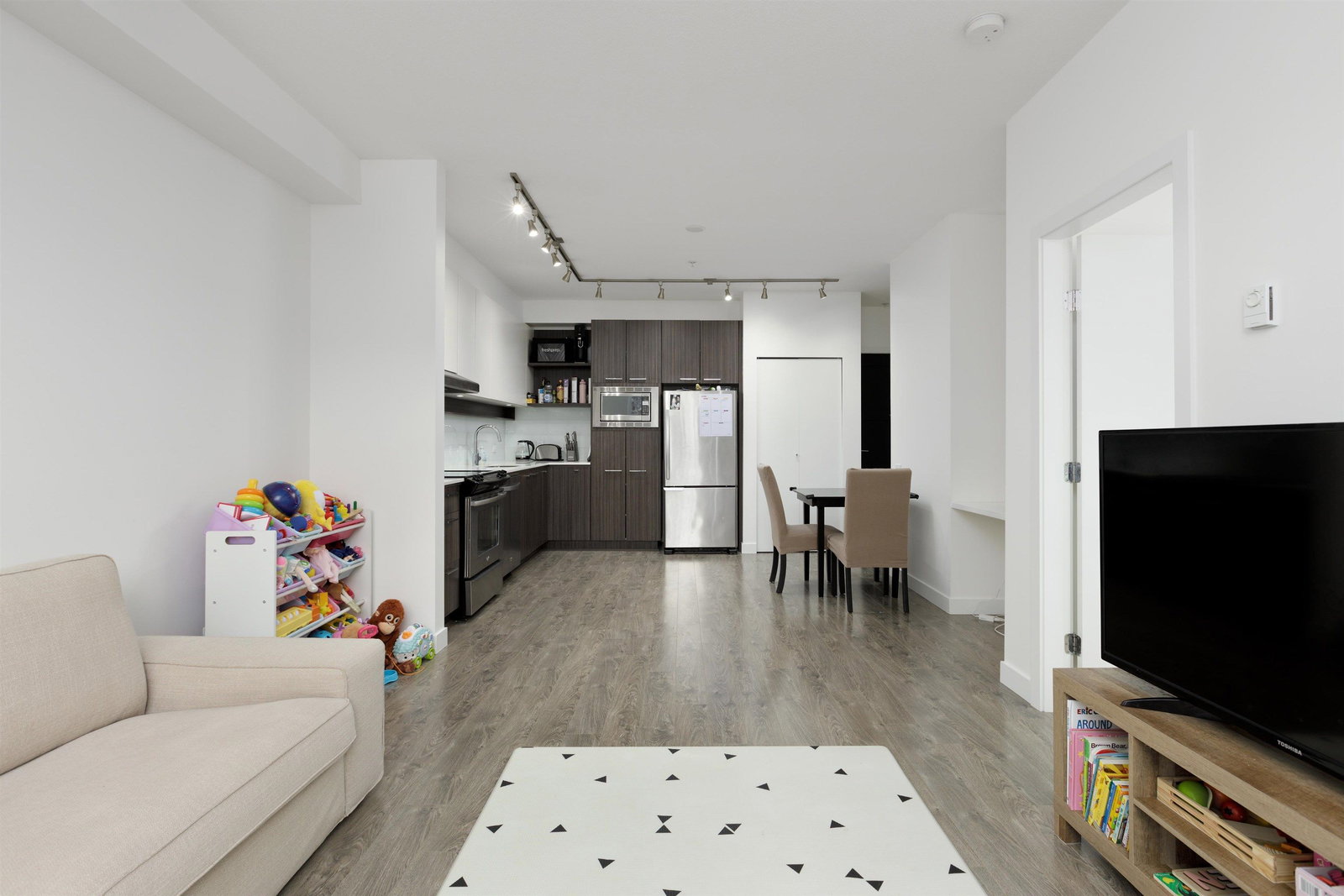 Listing Image 4