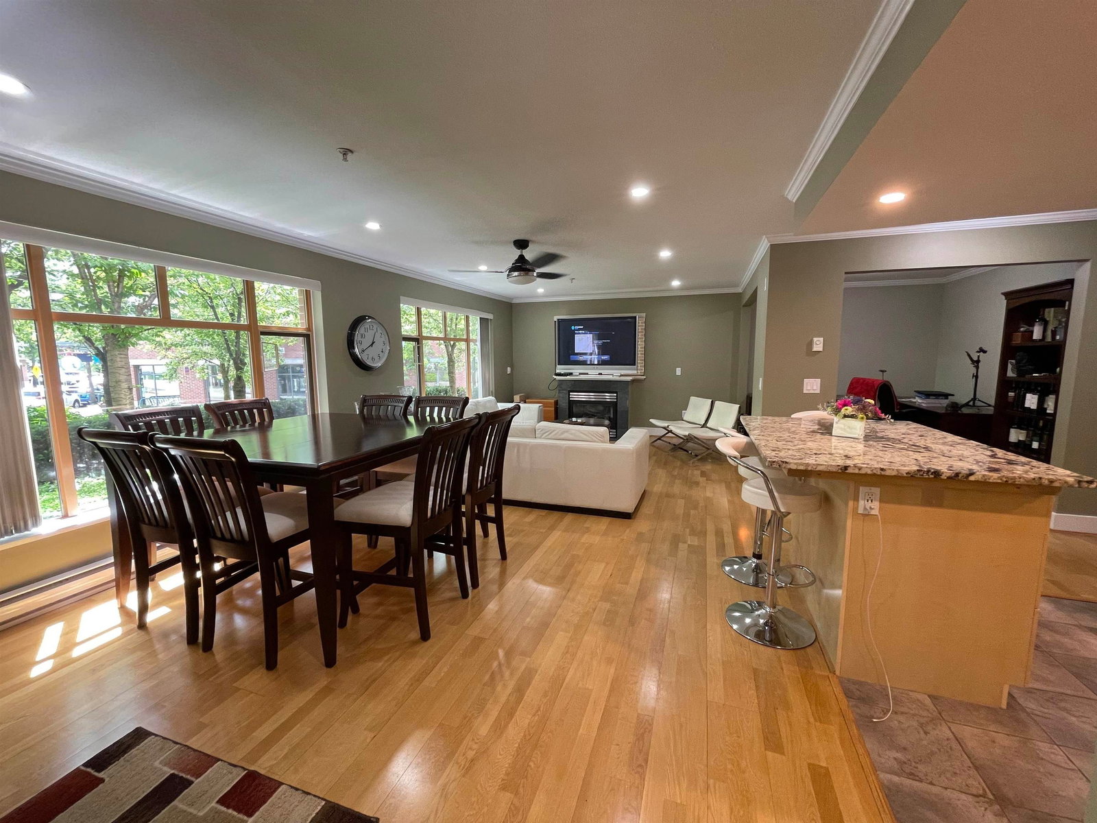 Listing Image 8