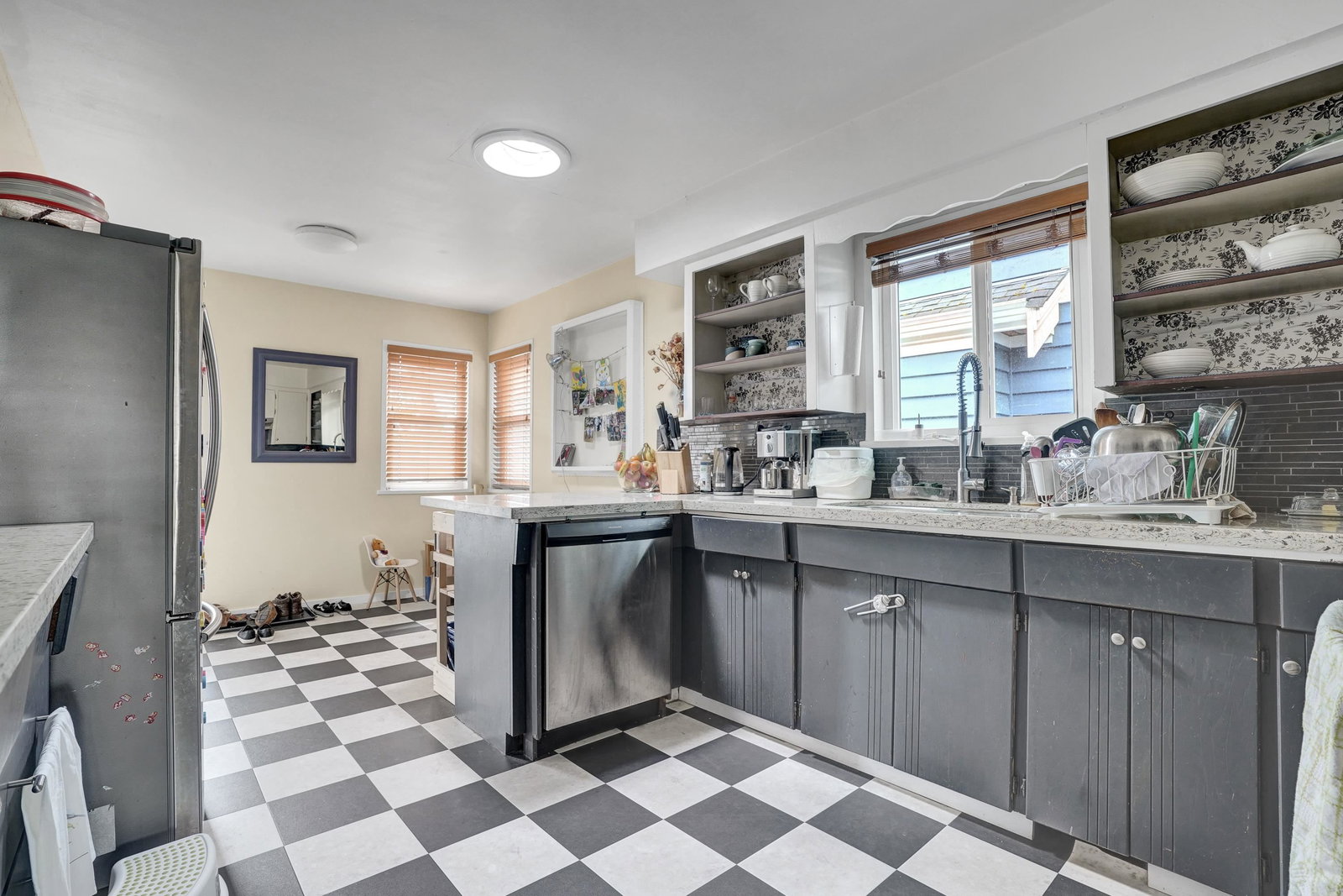 Listing Image 6