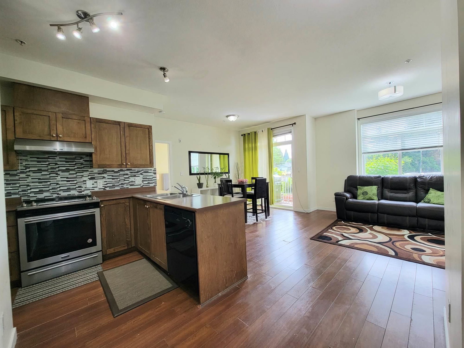 Listing Image 4