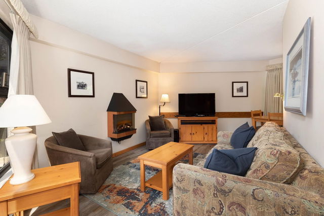 2F - 2561 Tricouni Place
