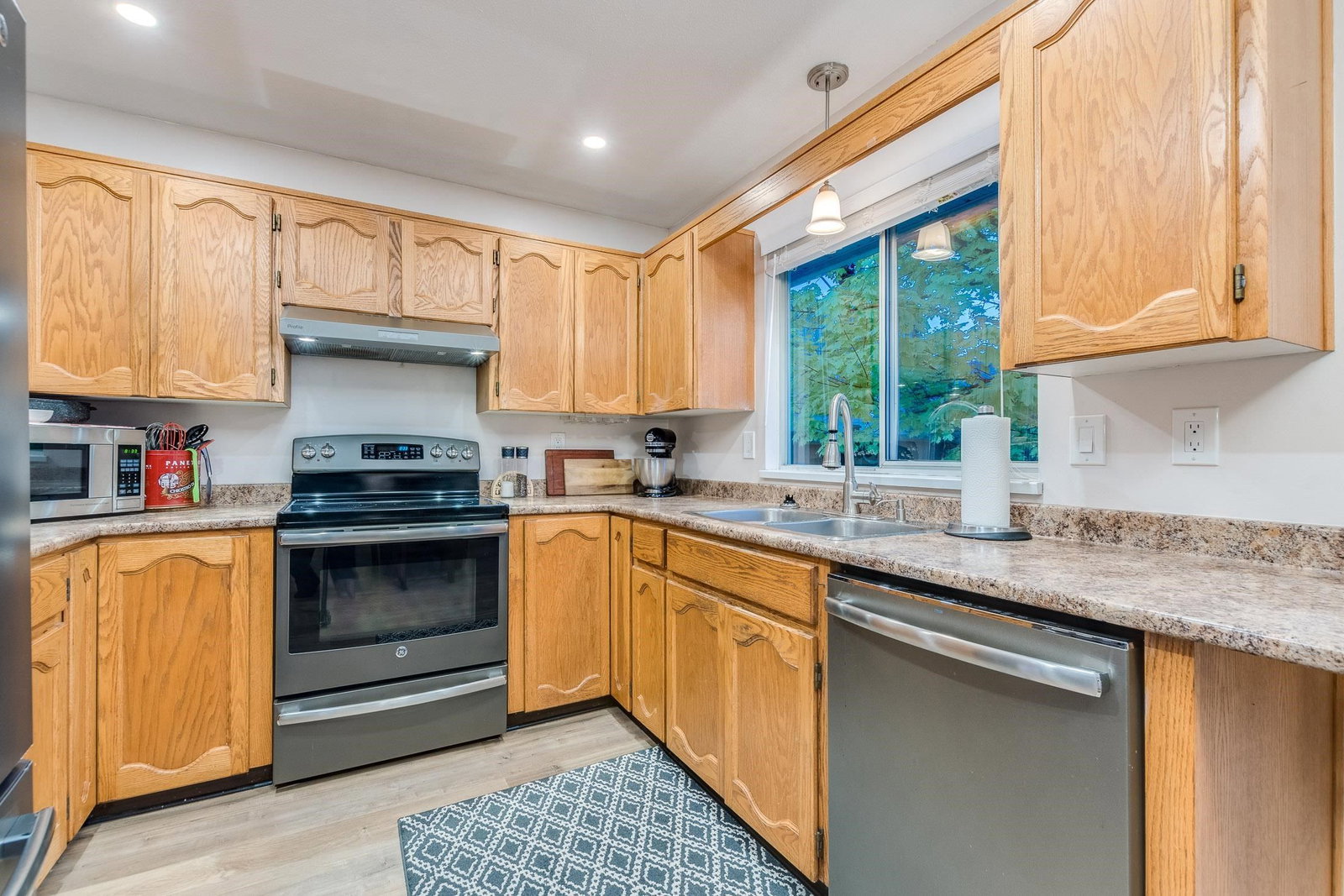 Listing Image 12